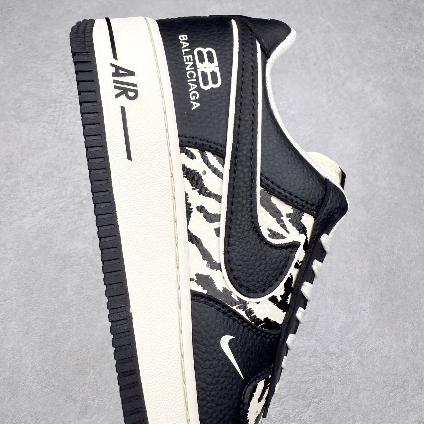 图片[6]-NK Air Force 1´07 Low 空军一号低帮百搭休闲运动板鞋 HJ3318-004 柔软、弹性十足的缓震性能和出色的中底设计 横跨复古与现代的外型结合 造就出风靡全球 三十多年的Force 1 直到今天还深受青睐 实拍调校N版已经零色差零失真 百分百还原实物色彩所见即所得 不存在货不对板色差等低级问题 选购参考实物拍摄 不混卖不参货 只用心做好货严格选品 承诺混一赔十 尺码：36 36.5 37.5 38 38.5 39 40 40.5 41 42 42.5 43 44 44.5 45-选品中心