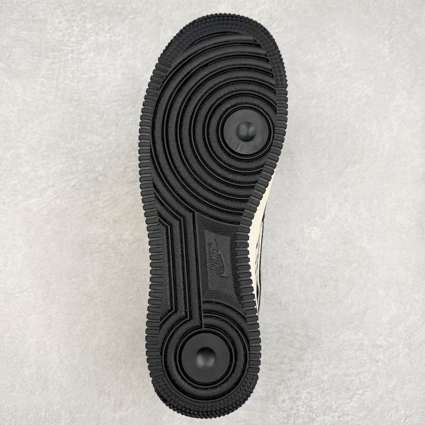 图片[9]-NK Air Force 1´07 Low 空军一号低帮百搭休闲运动板鞋 HJ3318-004 柔软、弹性十足的缓震性能和出色的中底设计 横跨复古与现代的外型结合 造就出风靡全球 三十多年的Force 1 直到今天还深受青睐 实拍调校N版已经零色差零失真 百分百还原实物色彩所见即所得 不存在货不对板色差等低级问题 选购参考实物拍摄 不混卖不参货 只用心做好货严格选品 承诺混一赔十 尺码：36 36.5 37.5 38 38.5 39 40 40.5 41 42 42.5 43 44 44.5 45-选品中心