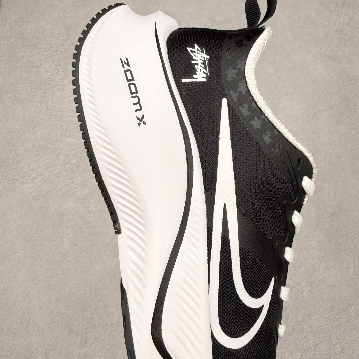 图片[6]-NK Zoom Pegasus Plus 超级飞马涡轮增压马拉松慢跑鞋 CK4318-149 在设计上延续了原版鞋款的经典风格，向 Pegasus Turbo 致敬。鞋面采用 Flyknit 材质，巧妙地在不同区域实现紧密与松散的编织结合。标志性的尼龙中部条纹与原版 Turbo 设计呼应。原有的 Flywire 被内部毡织带替代。鞋领的衬垫和鞋跟支撑则为鞋面增添了完善的细节。与以往的 Turbo 型号采用双层泡沫不同，Pegasus Plus 使用了一体式 ZoomX 中底。鞋跟厚度为 35 毫米，前掌为 25 毫米，形成 10 毫米的落差，外底覆盖了大量橡胶，而 ZoomX 外露的部分也十分显眼。尺码：36 36.5 37.5 38 38.5 39 40 40.5 41 42 42.5 43 44 44.5 45-选品中心