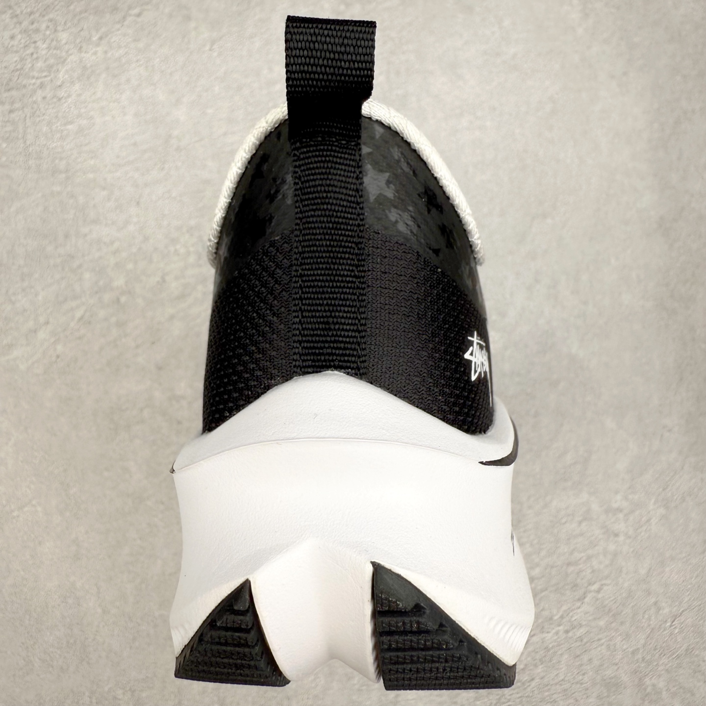 图片[8]-NK Zoom Pegasus Plus 超级飞马涡轮增压马拉松慢跑鞋 CK4318-149 在设计上延续了原版鞋款的经典风格，向 Pegasus Turbo 致敬。鞋面采用 Flyknit 材质，巧妙地在不同区域实现紧密与松散的编织结合。标志性的尼龙中部条纹与原版 Turbo 设计呼应。原有的 Flywire 被内部毡织带替代。鞋领的衬垫和鞋跟支撑则为鞋面增添了完善的细节。与以往的 Turbo 型号采用双层泡沫不同，Pegasus Plus 使用了一体式 ZoomX 中底。鞋跟厚度为 35 毫米，前掌为 25 毫米，形成 10 毫米的落差，外底覆盖了大量橡胶，而 ZoomX 外露的部分也十分显眼。尺码：36 36.5 37.5 38 38.5 39 40 40.5 41 42 42.5 43 44 44.5 45-选品中心