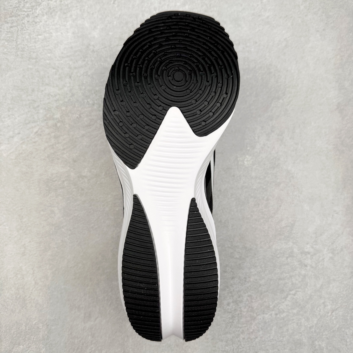 图片[9]-NK Zoom Pegasus Plus 超级飞马涡轮增压马拉松慢跑鞋 CK4318-149 在设计上延续了原版鞋款的经典风格，向 Pegasus Turbo 致敬。鞋面采用 Flyknit 材质，巧妙地在不同区域实现紧密与松散的编织结合。标志性的尼龙中部条纹与原版 Turbo 设计呼应。原有的 Flywire 被内部毡织带替代。鞋领的衬垫和鞋跟支撑则为鞋面增添了完善的细节。与以往的 Turbo 型号采用双层泡沫不同，Pegasus Plus 使用了一体式 ZoomX 中底。鞋跟厚度为 35 毫米，前掌为 25 毫米，形成 10 毫米的落差，外底覆盖了大量橡胶，而 ZoomX 外露的部分也十分显眼。尺码：36 36.5 37.5 38 38.5 39 40 40.5 41 42 42.5 43 44 44.5 45-选品中心