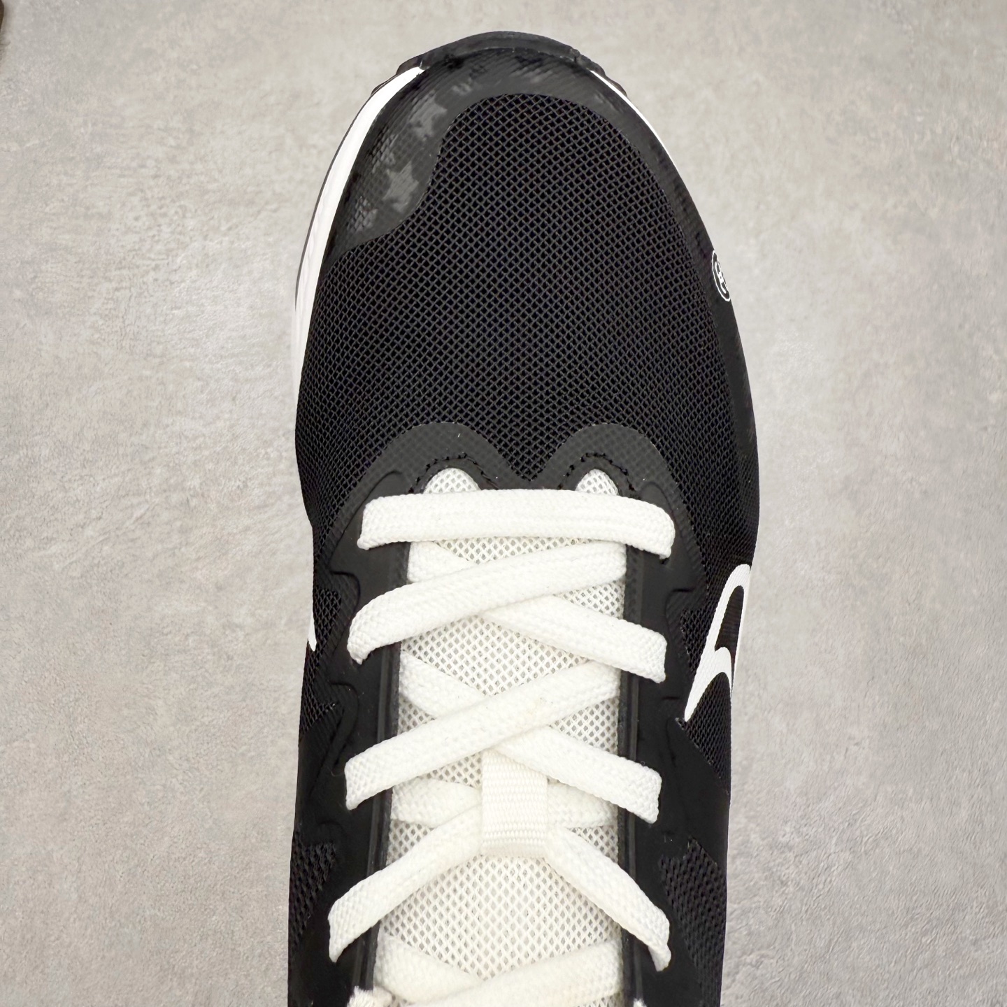 图片[4]-NK Zoom Pegasus Plus 超级飞马涡轮增压马拉松慢跑鞋 CK4318-149 在设计上延续了原版鞋款的经典风格，向 Pegasus Turbo 致敬。鞋面采用 Flyknit 材质，巧妙地在不同区域实现紧密与松散的编织结合。标志性的尼龙中部条纹与原版 Turbo 设计呼应。原有的 Flywire 被内部毡织带替代。鞋领的衬垫和鞋跟支撑则为鞋面增添了完善的细节。与以往的 Turbo 型号采用双层泡沫不同，Pegasus Plus 使用了一体式 ZoomX 中底。鞋跟厚度为 35 毫米，前掌为 25 毫米，形成 10 毫米的落差，外底覆盖了大量橡胶，而 ZoomX 外露的部分也十分显眼。尺码：36 36.5 37.5 38 38.5 39 40 40.5 41 42 42.5 43 44 44.5 45-选品中心