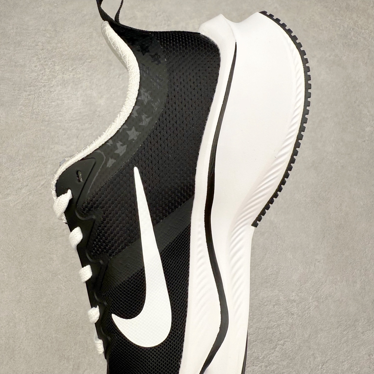 图片[7]-NK Zoom Pegasus Plus 超级飞马涡轮增压马拉松慢跑鞋 CK4318-149 在设计上延续了原版鞋款的经典风格，向 Pegasus Turbo 致敬。鞋面采用 Flyknit 材质，巧妙地在不同区域实现紧密与松散的编织结合。标志性的尼龙中部条纹与原版 Turbo 设计呼应。原有的 Flywire 被内部毡织带替代。鞋领的衬垫和鞋跟支撑则为鞋面增添了完善的细节。与以往的 Turbo 型号采用双层泡沫不同，Pegasus Plus 使用了一体式 ZoomX 中底。鞋跟厚度为 35 毫米，前掌为 25 毫米，形成 10 毫米的落差，外底覆盖了大量橡胶，而 ZoomX 外露的部分也十分显眼。尺码：36 36.5 37.5 38 38.5 39 40 40.5 41 42 42.5 43 44 44.5 45-选品中心