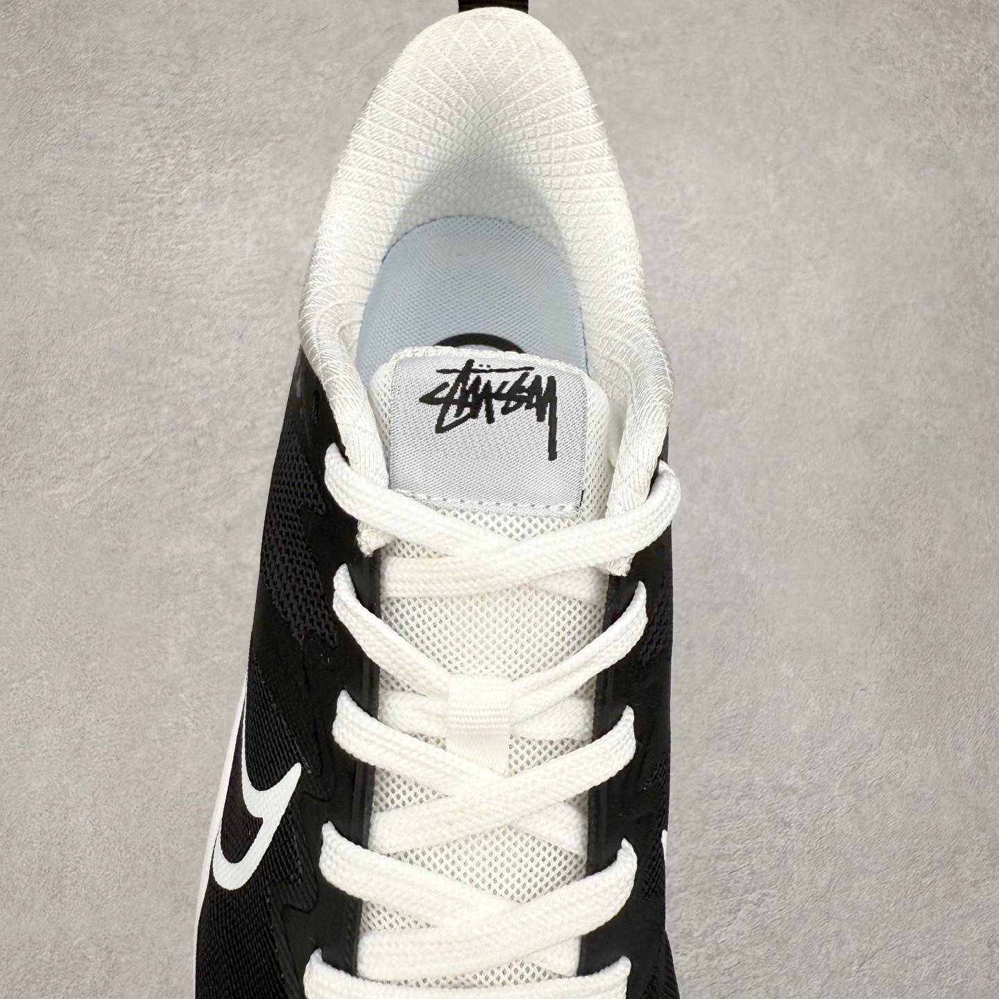 图片[5]-NK Zoom Pegasus Plus 超级飞马涡轮增压马拉松慢跑鞋 CK4318-149 在设计上延续了原版鞋款的经典风格，向 Pegasus Turbo 致敬。鞋面采用 Flyknit 材质，巧妙地在不同区域实现紧密与松散的编织结合。标志性的尼龙中部条纹与原版 Turbo 设计呼应。原有的 Flywire 被内部毡织带替代。鞋领的衬垫和鞋跟支撑则为鞋面增添了完善的细节。与以往的 Turbo 型号采用双层泡沫不同，Pegasus Plus 使用了一体式 ZoomX 中底。鞋跟厚度为 35 毫米，前掌为 25 毫米，形成 10 毫米的落差，外底覆盖了大量橡胶，而 ZoomX 外露的部分也十分显眼。尺码：36 36.5 37.5 38 38.5 39 40 40.5 41 42 42.5 43 44 44.5 45-选品中心