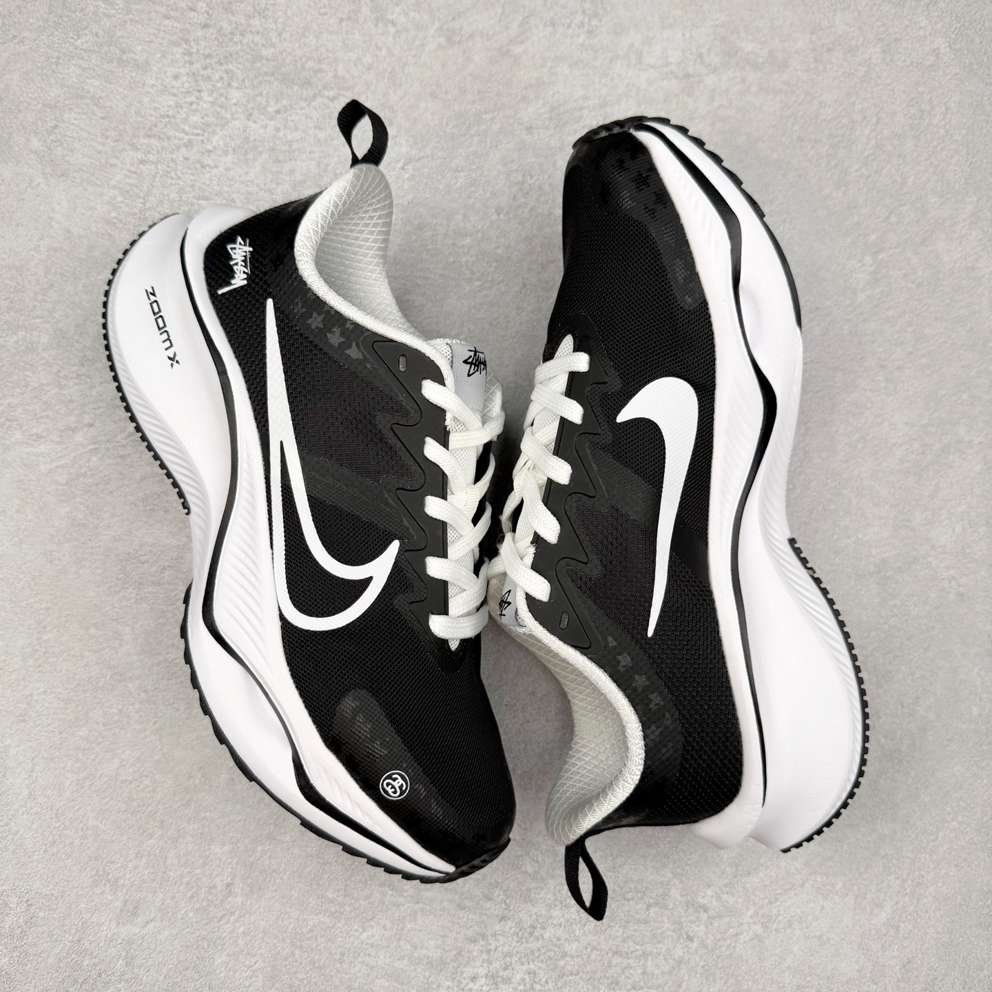 图片[3]-NK Zoom Pegasus Plus 超级飞马涡轮增压马拉松慢跑鞋 CK4318-149 在设计上延续了原版鞋款的经典风格，向 Pegasus Turbo 致敬。鞋面采用 Flyknit 材质，巧妙地在不同区域实现紧密与松散的编织结合。标志性的尼龙中部条纹与原版 Turbo 设计呼应。原有的 Flywire 被内部毡织带替代。鞋领的衬垫和鞋跟支撑则为鞋面增添了完善的细节。与以往的 Turbo 型号采用双层泡沫不同，Pegasus Plus 使用了一体式 ZoomX 中底。鞋跟厚度为 35 毫米，前掌为 25 毫米，形成 10 毫米的落差，外底覆盖了大量橡胶，而 ZoomX 外露的部分也十分显眼。尺码：36 36.5 37.5 38 38.5 39 40 40.5 41 42 42.5 43 44 44.5 45-选品中心