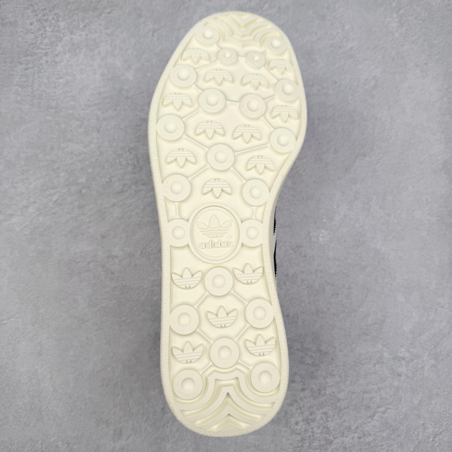 图片[9]-＃C2 AD Gazelle Indoor Trainers 羚羊内训系列低帮复古百搭休闲运动德训风板鞋 DM1234-012 90年代经典的复刻版！自60年代以足球训练鞋面世以来,Gazelle就以其经典设计席卷全球。1991年版本的复刻,再造经典Gazelle。采用皮革打造,搭配浊色细节,让这款经典更加简约。尺码：36 36⅔ 37⅓ 38 38⅔ 39⅓ 40 40⅔ 41⅓ 42 42⅔ 43⅓ 44⅓ 44⅔ 45-选品中心