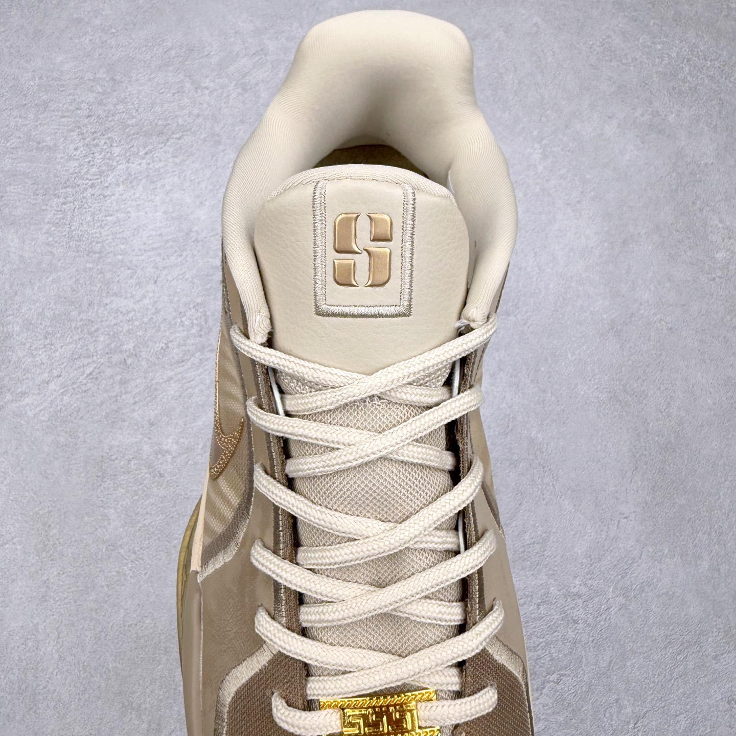 图片[5]-NK Sabrina 2 \’lonic\’ 萨布丽娜二代签名减震防滑低帮篮球鞋 FQ2174 灵感来自 lonescu 的罗马尼亚传统 在前掌和鞋眼处采用特殊图案 向传统的罗马尼亚艺术和建筑致敬 它配备了全掌 NK React 缓震系统 并在前脚掌处配备了 Zoom Air 气垫 大胆的任何人任何地方 信息嵌入中底 象征着 lonescu的竞争精神以及她相信梦想家可以来自任何地方 该鞋还包括带锁定中足束带系统 以帮助固定脚部 Sabrina 1 的这款产品采用光子粉尘、无烟煤色、紫红色梦幻、浅烟灰色和浅骨色配色方案 尺码：36 36.5 37.5 38 38.5 39 40 40.5 41 42 42.5 43 44 44.5 45 46-选品中心