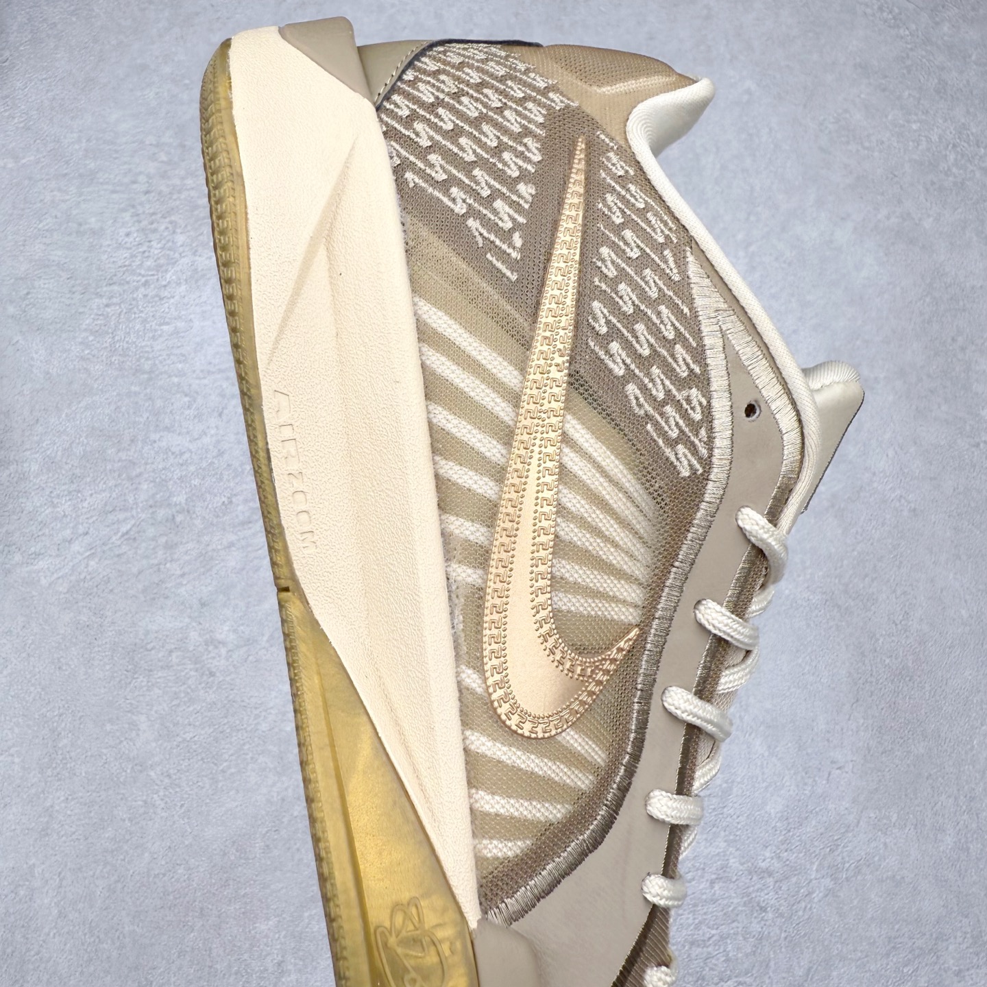 图片[6]-NK Sabrina 2 \’lonic\’ 萨布丽娜二代签名减震防滑低帮篮球鞋 FQ2174 灵感来自 lonescu 的罗马尼亚传统 在前掌和鞋眼处采用特殊图案 向传统的罗马尼亚艺术和建筑致敬 它配备了全掌 NK React 缓震系统 并在前脚掌处配备了 Zoom Air 气垫 大胆的任何人任何地方 信息嵌入中底 象征着 lonescu的竞争精神以及她相信梦想家可以来自任何地方 该鞋还包括带锁定中足束带系统 以帮助固定脚部 Sabrina 1 的这款产品采用光子粉尘、无烟煤色、紫红色梦幻、浅烟灰色和浅骨色配色方案 尺码：36 36.5 37.5 38 38.5 39 40 40.5 41 42 42.5 43 44 44.5 45 46-选品中心