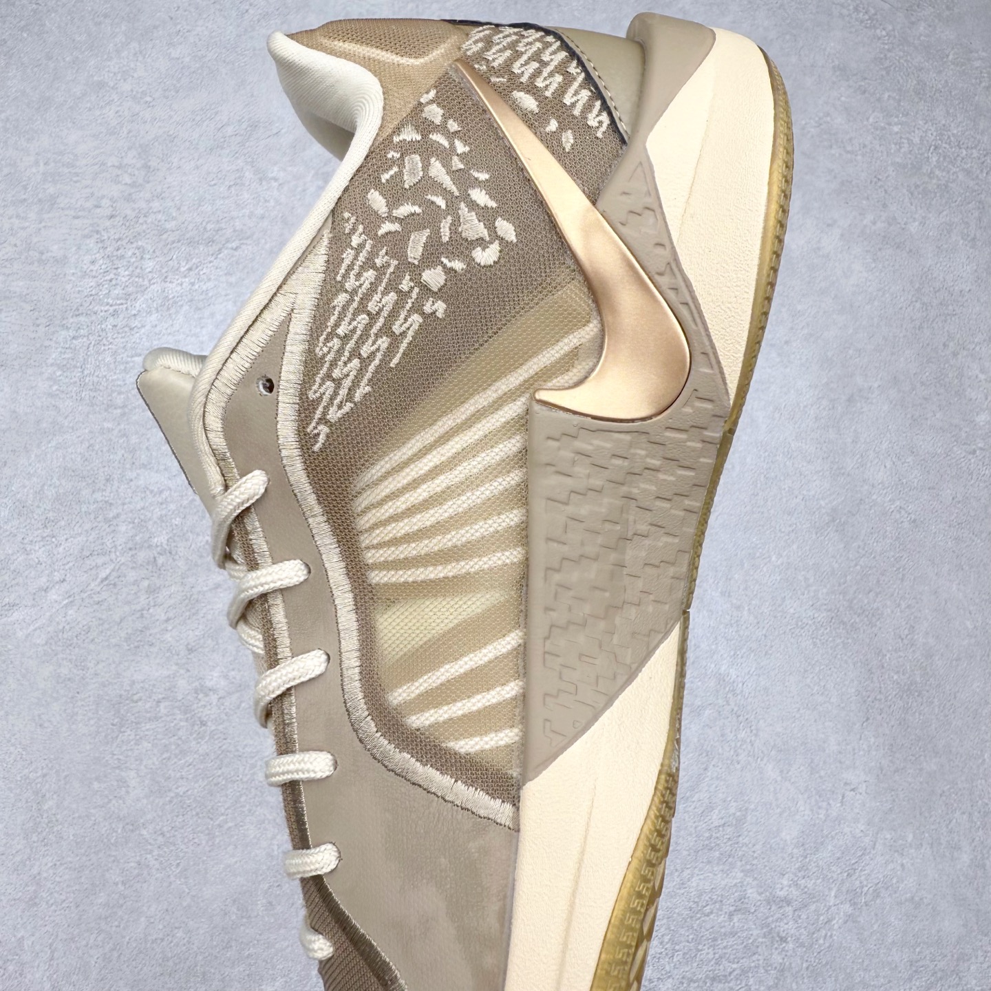 图片[7]-NK Sabrina 2 \’lonic\’ 萨布丽娜二代签名减震防滑低帮篮球鞋 FQ2174 灵感来自 lonescu 的罗马尼亚传统 在前掌和鞋眼处采用特殊图案 向传统的罗马尼亚艺术和建筑致敬 它配备了全掌 NK React 缓震系统 并在前脚掌处配备了 Zoom Air 气垫 大胆的任何人任何地方 信息嵌入中底 象征着 lonescu的竞争精神以及她相信梦想家可以来自任何地方 该鞋还包括带锁定中足束带系统 以帮助固定脚部 Sabrina 1 的这款产品采用光子粉尘、无烟煤色、紫红色梦幻、浅烟灰色和浅骨色配色方案 尺码：36 36.5 37.5 38 38.5 39 40 40.5 41 42 42.5 43 44 44.5 45 46-选品中心