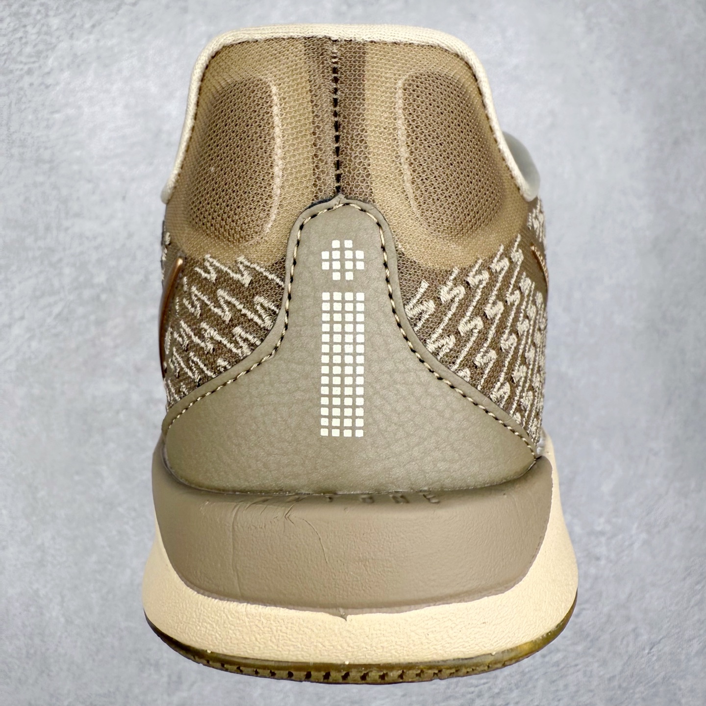 图片[8]-NK Sabrina 2 \’lonic\’ 萨布丽娜二代签名减震防滑低帮篮球鞋 FQ2174 灵感来自 lonescu 的罗马尼亚传统 在前掌和鞋眼处采用特殊图案 向传统的罗马尼亚艺术和建筑致敬 它配备了全掌 NK React 缓震系统 并在前脚掌处配备了 Zoom Air 气垫 大胆的任何人任何地方 信息嵌入中底 象征着 lonescu的竞争精神以及她相信梦想家可以来自任何地方 该鞋还包括带锁定中足束带系统 以帮助固定脚部 Sabrina 1 的这款产品采用光子粉尘、无烟煤色、紫红色梦幻、浅烟灰色和浅骨色配色方案 尺码：36 36.5 37.5 38 38.5 39 40 40.5 41 42 42.5 43 44 44.5 45 46-选品中心