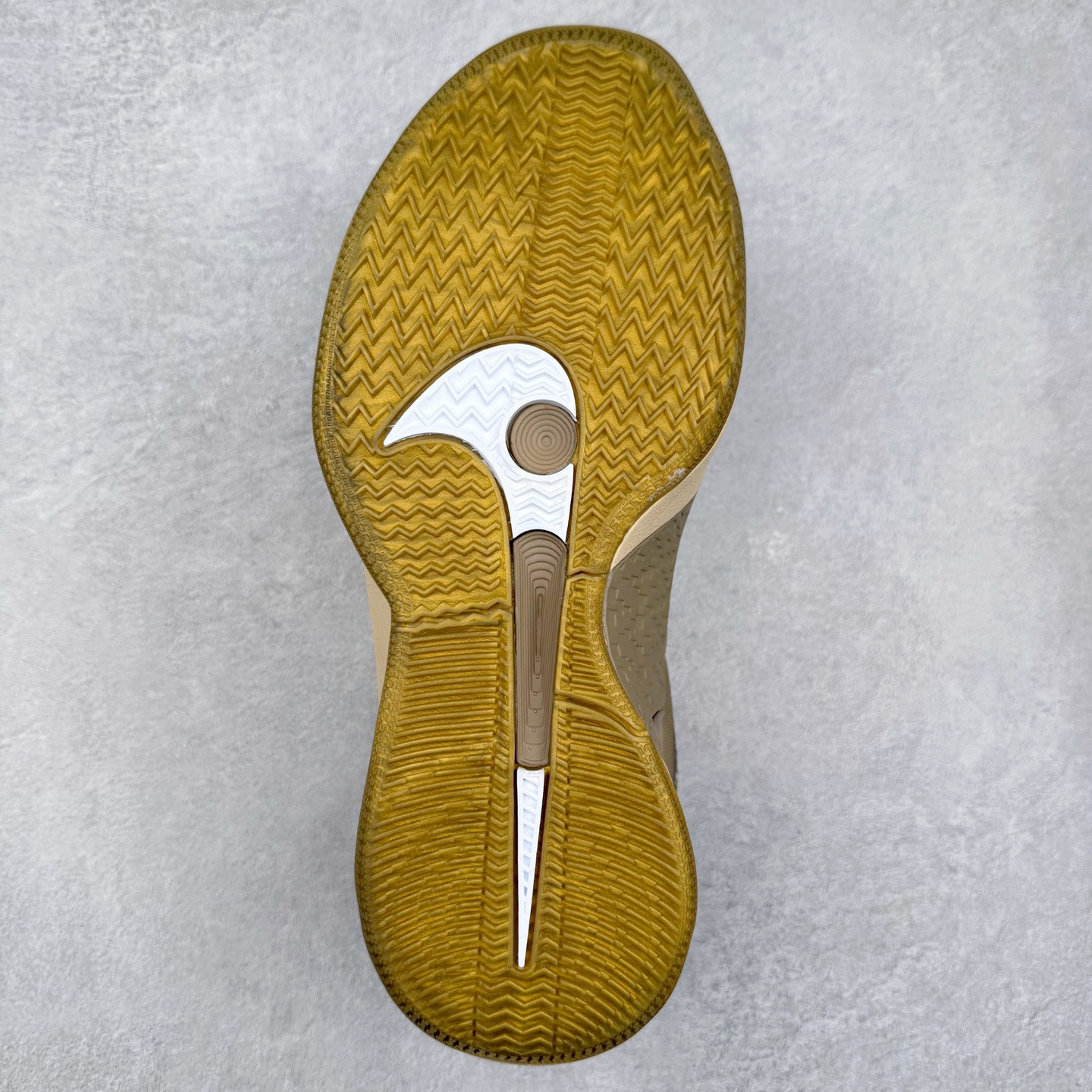 图片[9]-NK Sabrina 2 \’lonic\’ 萨布丽娜二代签名减震防滑低帮篮球鞋 FQ2174 灵感来自 lonescu 的罗马尼亚传统 在前掌和鞋眼处采用特殊图案 向传统的罗马尼亚艺术和建筑致敬 它配备了全掌 NK React 缓震系统 并在前脚掌处配备了 Zoom Air 气垫 大胆的任何人任何地方 信息嵌入中底 象征着 lonescu的竞争精神以及她相信梦想家可以来自任何地方 该鞋还包括带锁定中足束带系统 以帮助固定脚部 Sabrina 1 的这款产品采用光子粉尘、无烟煤色、紫红色梦幻、浅烟灰色和浅骨色配色方案 尺码：36 36.5 37.5 38 38.5 39 40 40.5 41 42 42.5 43 44 44.5 45 46-选品中心