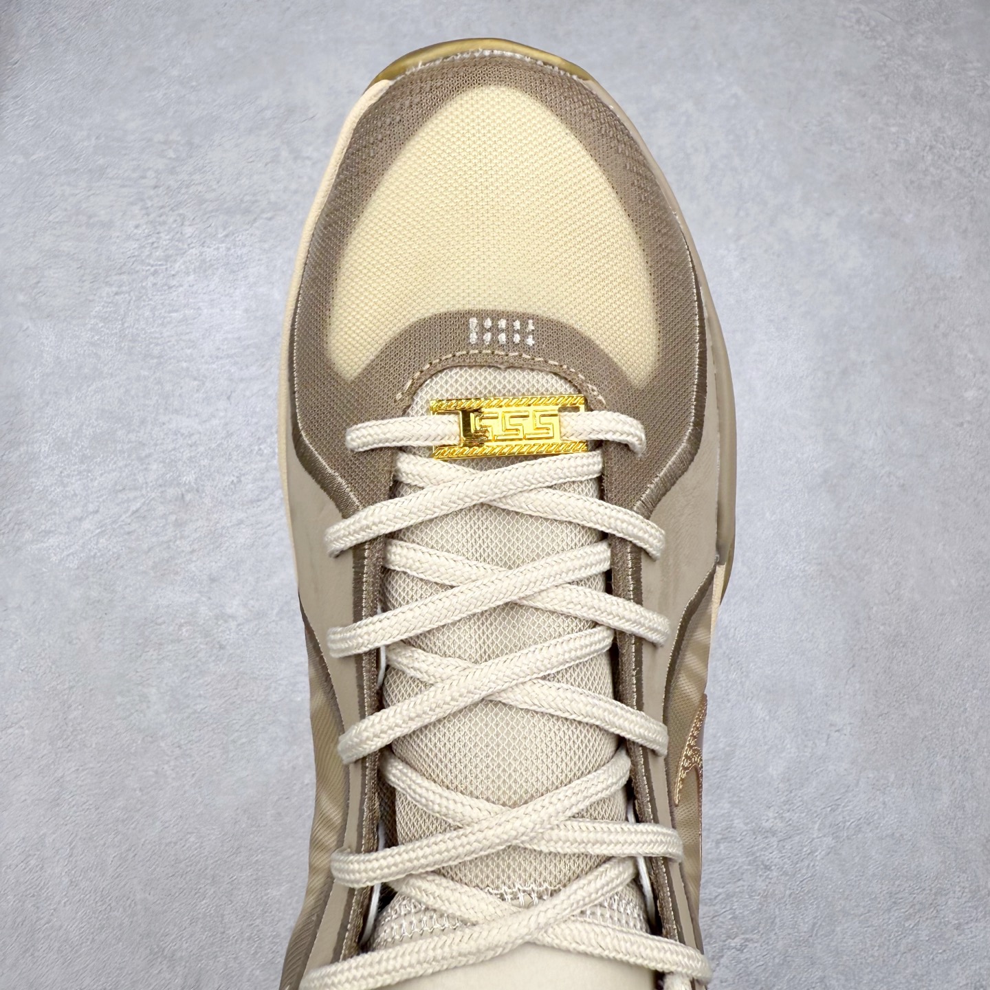 图片[4]-NK Sabrina 2 \’lonic\’ 萨布丽娜二代签名减震防滑低帮篮球鞋 FQ2174 灵感来自 lonescu 的罗马尼亚传统 在前掌和鞋眼处采用特殊图案 向传统的罗马尼亚艺术和建筑致敬 它配备了全掌 NK React 缓震系统 并在前脚掌处配备了 Zoom Air 气垫 大胆的任何人任何地方 信息嵌入中底 象征着 lonescu的竞争精神以及她相信梦想家可以来自任何地方 该鞋还包括带锁定中足束带系统 以帮助固定脚部 Sabrina 1 的这款产品采用光子粉尘、无烟煤色、紫红色梦幻、浅烟灰色和浅骨色配色方案 尺码：36 36.5 37.5 38 38.5 39 40 40.5 41 42 42.5 43 44 44.5 45 46-选品中心