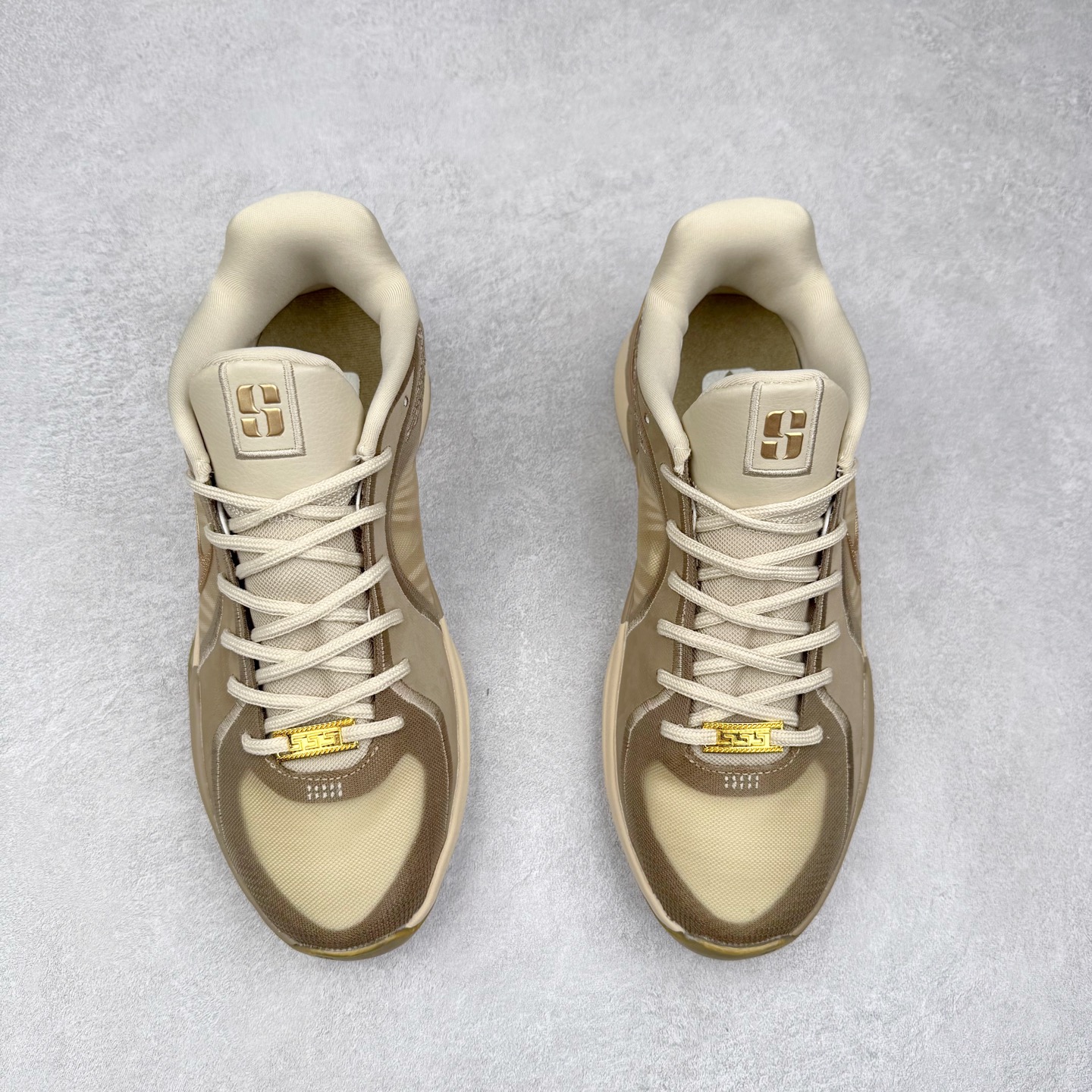 图片[2]-NK Sabrina 2 \’lonic\’ 萨布丽娜二代签名减震防滑低帮篮球鞋 FQ2174 灵感来自 lonescu 的罗马尼亚传统 在前掌和鞋眼处采用特殊图案 向传统的罗马尼亚艺术和建筑致敬 它配备了全掌 NK React 缓震系统 并在前脚掌处配备了 Zoom Air 气垫 大胆的任何人任何地方 信息嵌入中底 象征着 lonescu的竞争精神以及她相信梦想家可以来自任何地方 该鞋还包括带锁定中足束带系统 以帮助固定脚部 Sabrina 1 的这款产品采用光子粉尘、无烟煤色、紫红色梦幻、浅烟灰色和浅骨色配色方案 尺码：36 36.5 37.5 38 38.5 39 40 40.5 41 42 42.5 43 44 44.5 45 46-选品中心