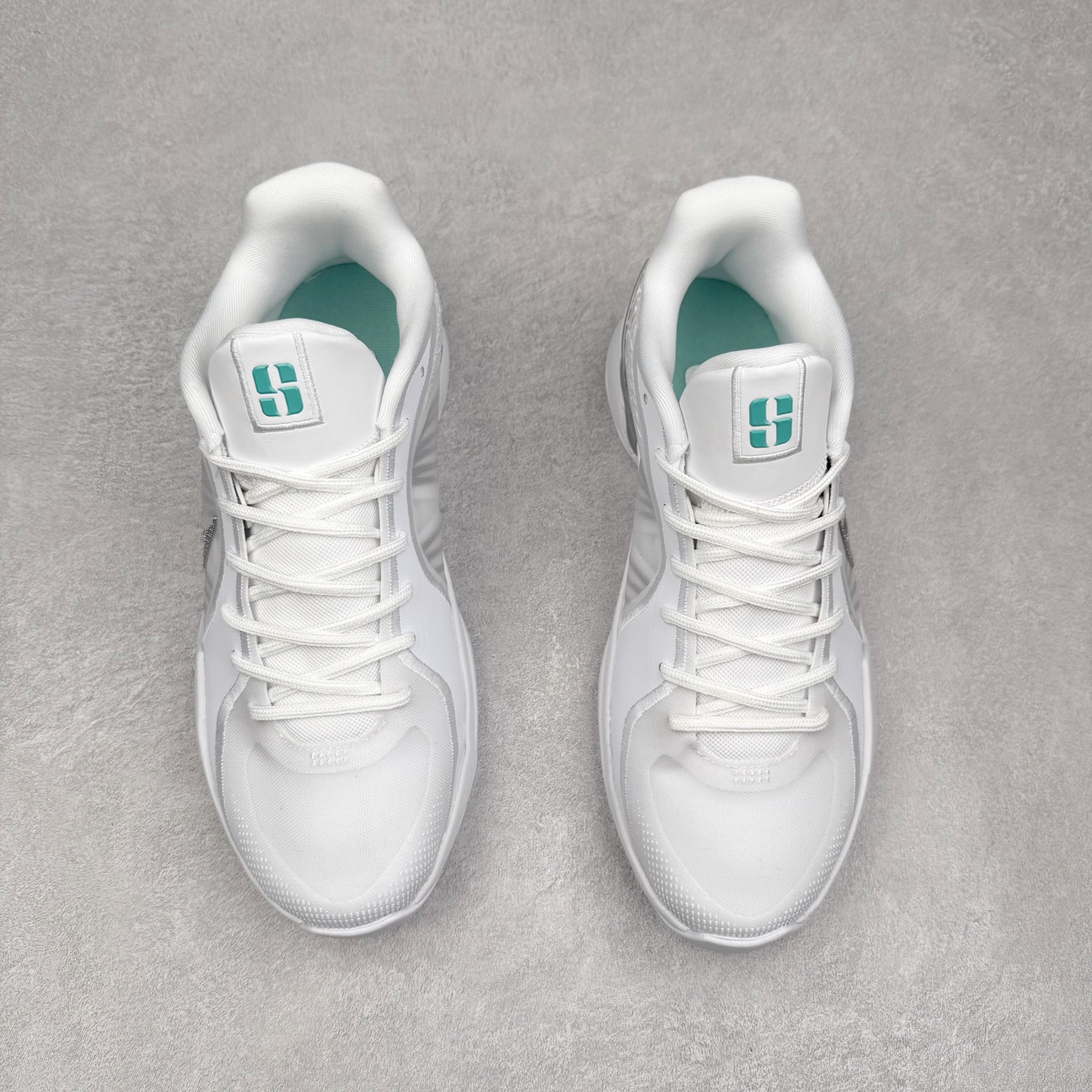 图片[2]-NK Sabrina 2 \’lonic\’ 萨布丽娜二代签名减震防滑低帮篮球鞋 FQ2174 灵感来自 lonescu 的罗马尼亚传统 在前掌和鞋眼处采用特殊图案 向传统的罗马尼亚艺术和建筑致敬 它配备了全掌 NK React 缓震系统 并在前脚掌处配备了 Zoom Air 气垫 大胆的任何人任何地方 信息嵌入中底 象征着 lonescu的竞争精神以及她相信梦想家可以来自任何地方 该鞋还包括带锁定中足束带系统 以帮助固定脚部 Sabrina 1 的这款产品采用光子粉尘、无烟煤色、紫红色梦幻、浅烟灰色和浅骨色配色方案 尺码：36 36.5 37.5 38 38.5 39 40 40.5 41 42 42.5 43 44 44.5 45 46-选品中心