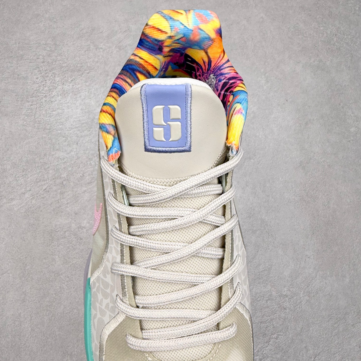 图片[5]-NK Sabrina 2 \’lonic\’ 萨布丽娜二代签名减震防滑低帮篮球鞋 FQ2174 灵感来自 lonescu 的罗马尼亚传统 在前掌和鞋眼处采用特殊图案 向传统的罗马尼亚艺术和建筑致敬 它配备了全掌 NK React 缓震系统 并在前脚掌处配备了 Zoom Air 气垫 大胆的任何人任何地方 信息嵌入中底 象征着 lonescu的竞争精神以及她相信梦想家可以来自任何地方 该鞋还包括带锁定中足束带系统 以帮助固定脚部 Sabrina 1 的这款产品采用光子粉尘、无烟煤色、紫红色梦幻、浅烟灰色和浅骨色配色方案 尺码：36 36.5 37.5 38 38.5 39 40 40.5 41 42 42.5 43 44 44.5 45 46-选品中心