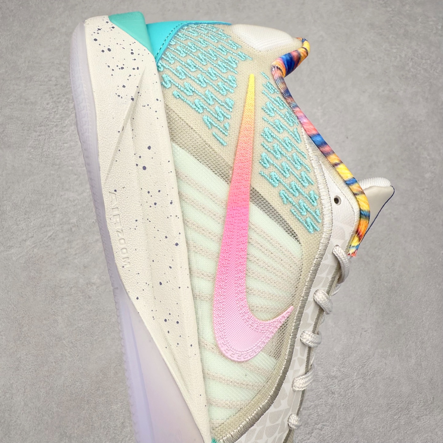 图片[6]-NK Sabrina 2 \’lonic\’ 萨布丽娜二代签名减震防滑低帮篮球鞋 FQ2174 灵感来自 lonescu 的罗马尼亚传统 在前掌和鞋眼处采用特殊图案 向传统的罗马尼亚艺术和建筑致敬 它配备了全掌 NK React 缓震系统 并在前脚掌处配备了 Zoom Air 气垫 大胆的任何人任何地方 信息嵌入中底 象征着 lonescu的竞争精神以及她相信梦想家可以来自任何地方 该鞋还包括带锁定中足束带系统 以帮助固定脚部 Sabrina 1 的这款产品采用光子粉尘、无烟煤色、紫红色梦幻、浅烟灰色和浅骨色配色方案 尺码：36 36.5 37.5 38 38.5 39 40 40.5 41 42 42.5 43 44 44.5 45 46-选品中心