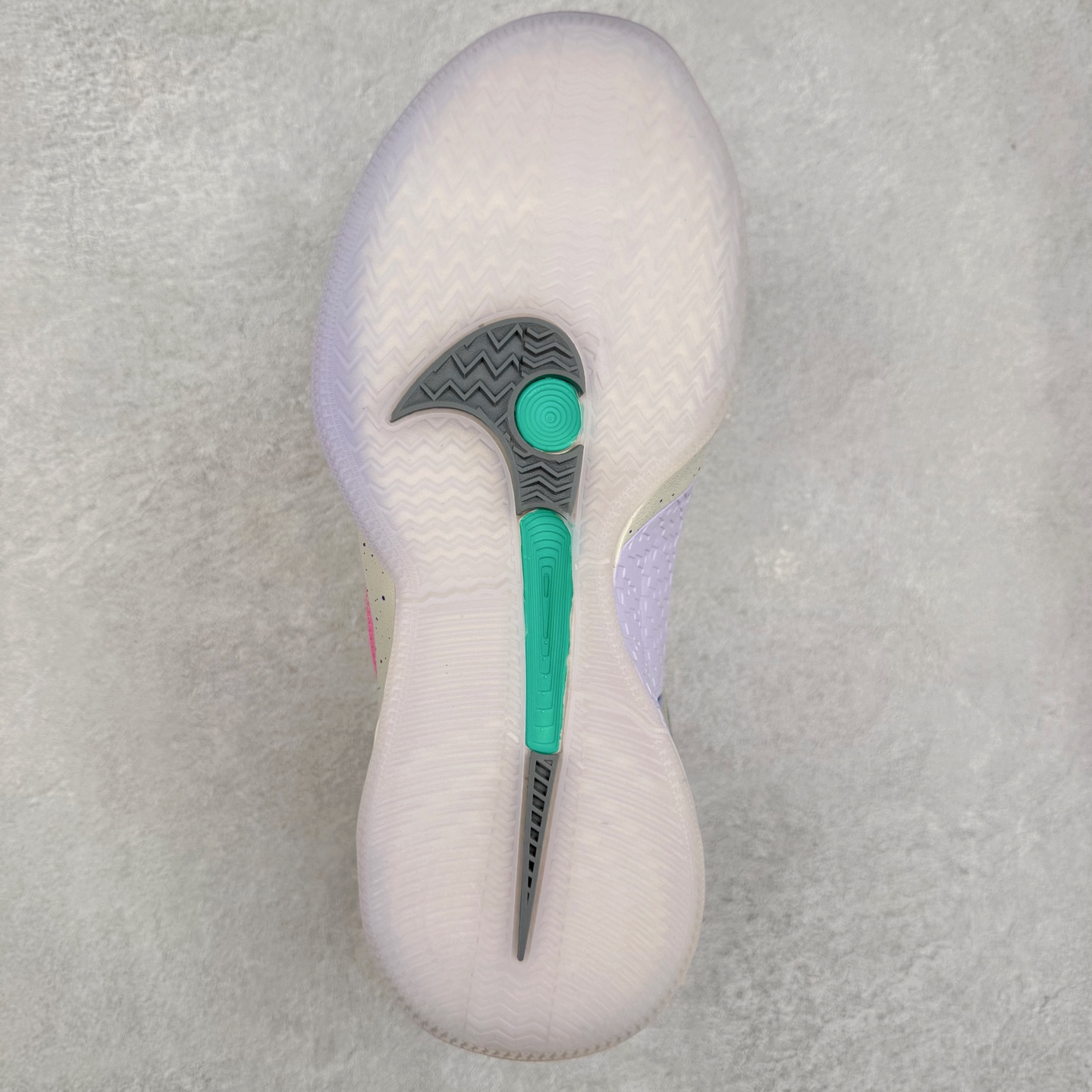 图片[9]-NK Sabrina 2 \’lonic\’ 萨布丽娜二代签名减震防滑低帮篮球鞋 FQ2174 灵感来自 lonescu 的罗马尼亚传统 在前掌和鞋眼处采用特殊图案 向传统的罗马尼亚艺术和建筑致敬 它配备了全掌 NK React 缓震系统 并在前脚掌处配备了 Zoom Air 气垫 大胆的任何人任何地方 信息嵌入中底 象征着 lonescu的竞争精神以及她相信梦想家可以来自任何地方 该鞋还包括带锁定中足束带系统 以帮助固定脚部 Sabrina 1 的这款产品采用光子粉尘、无烟煤色、紫红色梦幻、浅烟灰色和浅骨色配色方案 尺码：36 36.5 37.5 38 38.5 39 40 40.5 41 42 42.5 43 44 44.5 45 46-选品中心