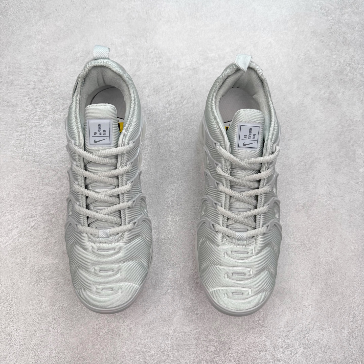 图片[2]-NK Vapormax Plus Air Rainbow 时尚运动拼接减震防滑轻便低帮大气垫跑步鞋 鞋面采用独特的波浪线条设计，其灵感来源于棕榈树叶，同时加载当年 Nike 推崇的缓震技术 Tuned Air，让其时至今日依然有自己独特的科技属性。据小编本人观察，在前两年还未兴起复古老爹鞋之前，这款跑鞋在国外街头的上脚频率相当之高，可见老外对其 “丑帅” 的设计情有独钟。尺码：36 36.5 37.5 38 38.5 39 40 40.5 41 42 42.5 43 44 44.5 45 46 47.5-选品中心