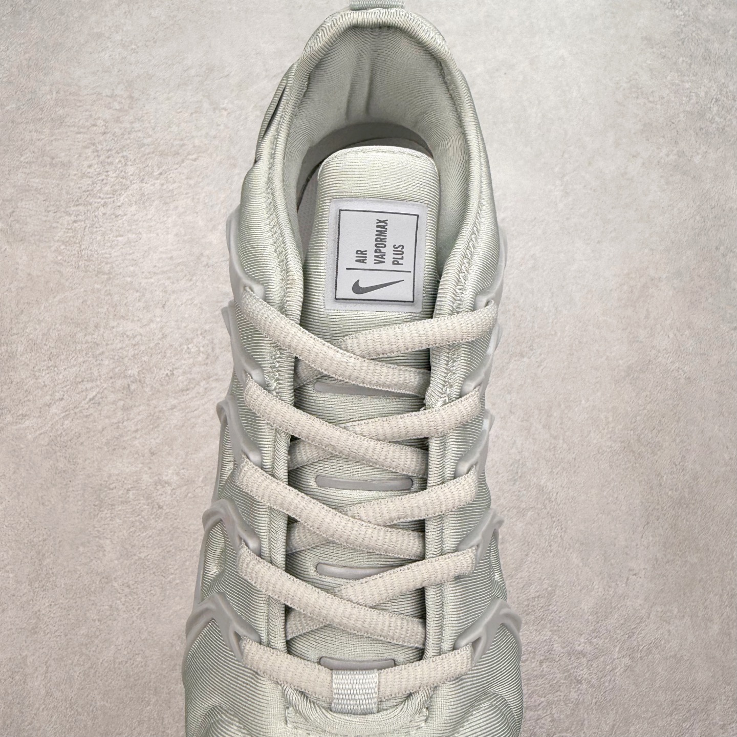 图片[5]-NK Vapormax Plus Air Rainbow 时尚运动拼接减震防滑轻便低帮大气垫跑步鞋 鞋面采用独特的波浪线条设计，其灵感来源于棕榈树叶，同时加载当年 Nike 推崇的缓震技术 Tuned Air，让其时至今日依然有自己独特的科技属性。据小编本人观察，在前两年还未兴起复古老爹鞋之前，这款跑鞋在国外街头的上脚频率相当之高，可见老外对其 “丑帅” 的设计情有独钟。尺码：36 36.5 37.5 38 38.5 39 40 40.5 41 42 42.5 43 44 44.5 45 46 47.5-选品中心