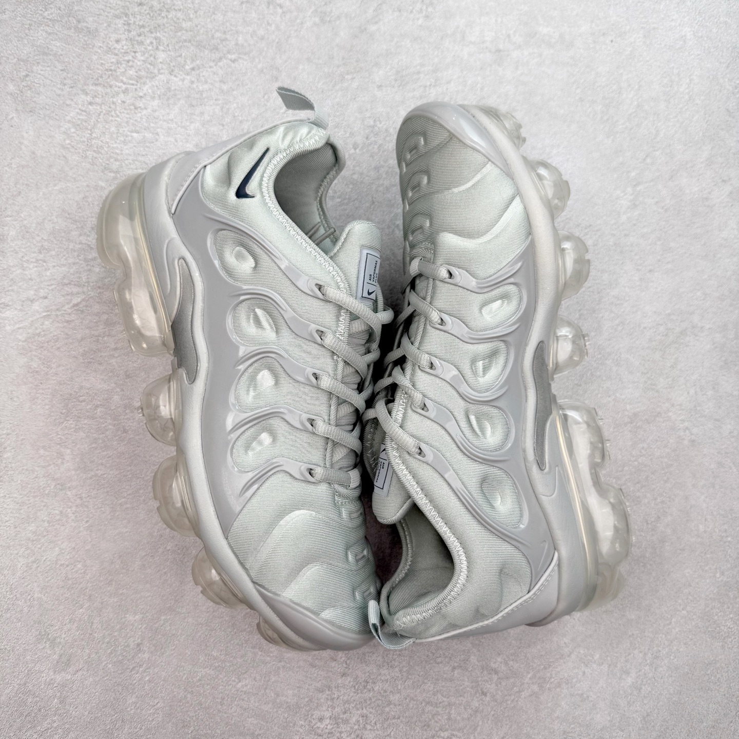 图片[3]-NK Vapormax Plus Air Rainbow 时尚运动拼接减震防滑轻便低帮大气垫跑步鞋 鞋面采用独特的波浪线条设计，其灵感来源于棕榈树叶，同时加载当年 Nike 推崇的缓震技术 Tuned Air，让其时至今日依然有自己独特的科技属性。据小编本人观察，在前两年还未兴起复古老爹鞋之前，这款跑鞋在国外街头的上脚频率相当之高，可见老外对其 “丑帅” 的设计情有独钟。尺码：36 36.5 37.5 38 38.5 39 40 40.5 41 42 42.5 43 44 44.5 45 46 47.5-选品中心