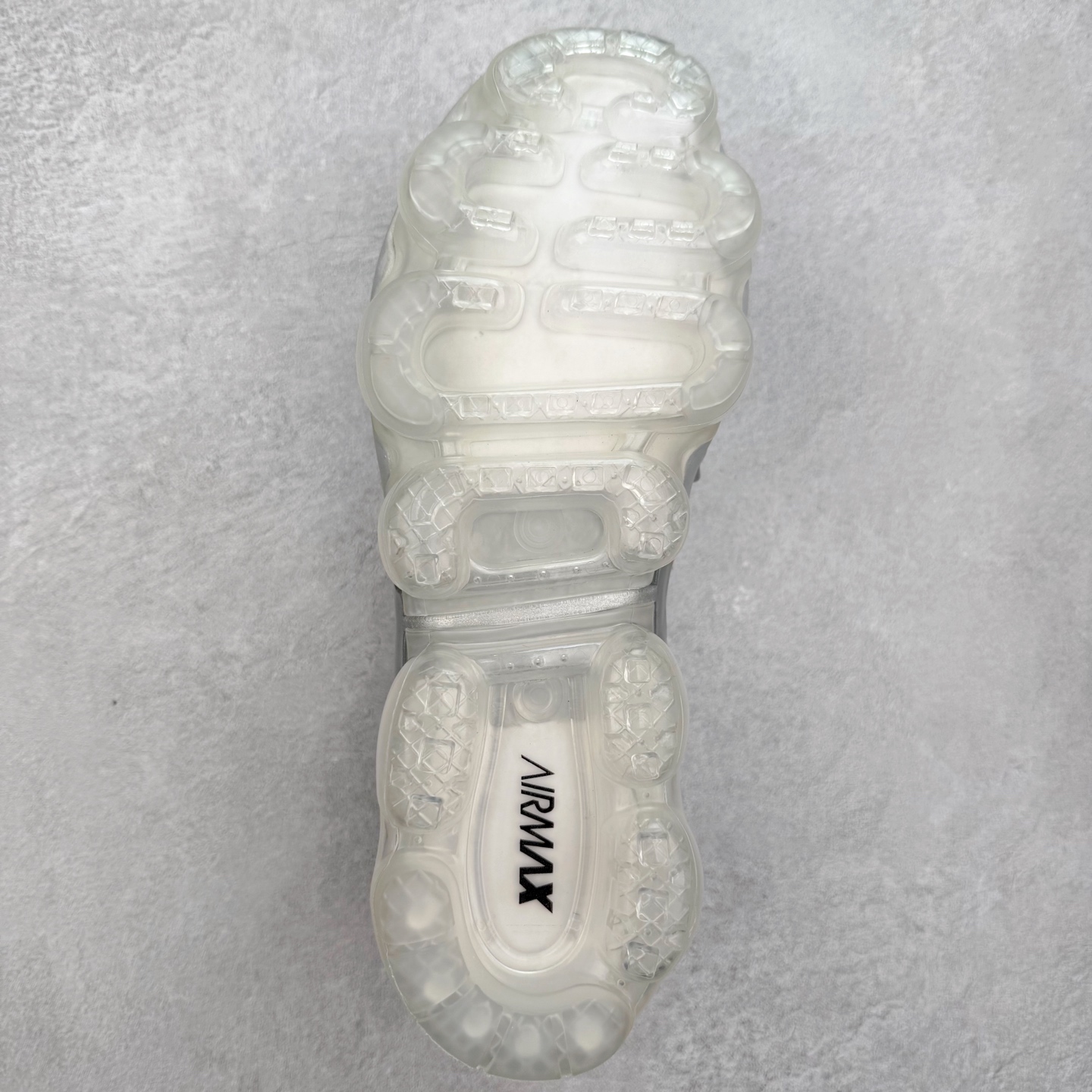 图片[9]-NK Vapormax Plus Air Rainbow 时尚运动拼接减震防滑轻便低帮大气垫跑步鞋 鞋面采用独特的波浪线条设计，其灵感来源于棕榈树叶，同时加载当年 Nike 推崇的缓震技术 Tuned Air，让其时至今日依然有自己独特的科技属性。据小编本人观察，在前两年还未兴起复古老爹鞋之前，这款跑鞋在国外街头的上脚频率相当之高，可见老外对其 “丑帅” 的设计情有独钟。尺码：36 36.5 37.5 38 38.5 39 40 40.5 41 42 42.5 43 44 44.5 45 46 47.5-选品中心