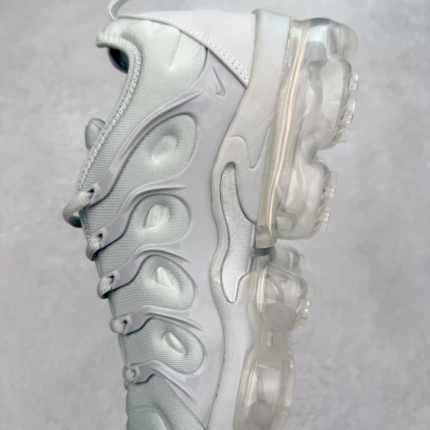 图片[7]-NK Vapormax Plus Air Rainbow 时尚运动拼接减震防滑轻便低帮大气垫跑步鞋 鞋面采用独特的波浪线条设计，其灵感来源于棕榈树叶，同时加载当年 Nike 推崇的缓震技术 Tuned Air，让其时至今日依然有自己独特的科技属性。据小编本人观察，在前两年还未兴起复古老爹鞋之前，这款跑鞋在国外街头的上脚频率相当之高，可见老外对其 “丑帅” 的设计情有独钟。尺码：36 36.5 37.5 38 38.5 39 40 40.5 41 42 42.5 43 44 44.5 45 46 47.5-选品中心