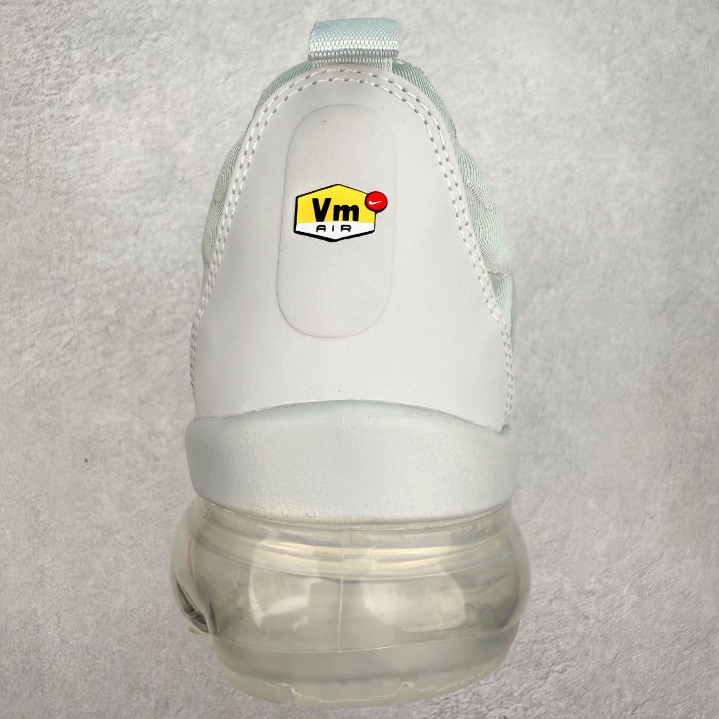 图片[8]-NK Vapormax Plus Air Rainbow 时尚运动拼接减震防滑轻便低帮大气垫跑步鞋 鞋面采用独特的波浪线条设计，其灵感来源于棕榈树叶，同时加载当年 Nike 推崇的缓震技术 Tuned Air，让其时至今日依然有自己独特的科技属性。据小编本人观察，在前两年还未兴起复古老爹鞋之前，这款跑鞋在国外街头的上脚频率相当之高，可见老外对其 “丑帅” 的设计情有独钟。尺码：36 36.5 37.5 38 38.5 39 40 40.5 41 42 42.5 43 44 44.5 45 46 47.5-选品中心