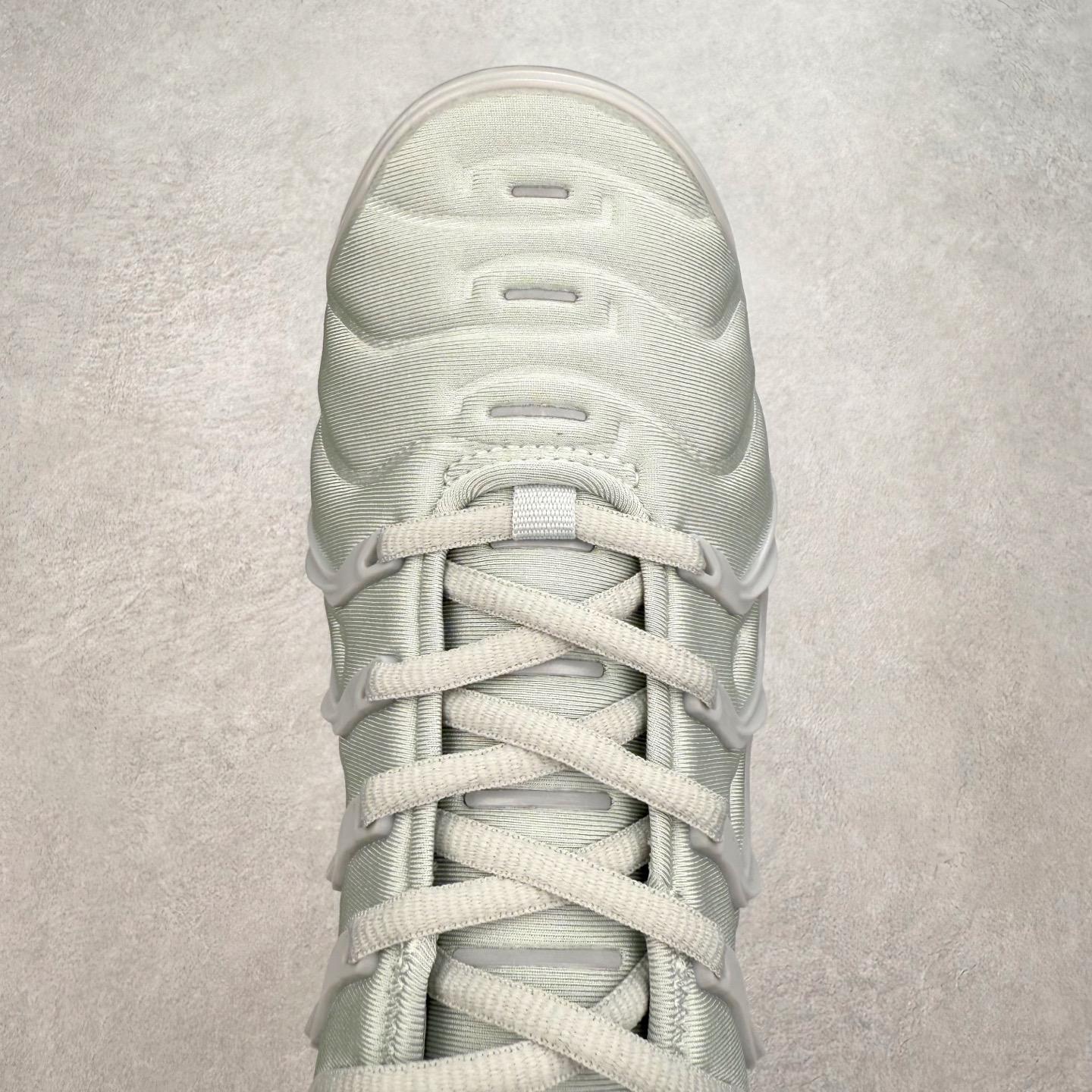 图片[4]-NK Vapormax Plus Air Rainbow 时尚运动拼接减震防滑轻便低帮大气垫跑步鞋 鞋面采用独特的波浪线条设计，其灵感来源于棕榈树叶，同时加载当年 Nike 推崇的缓震技术 Tuned Air，让其时至今日依然有自己独特的科技属性。据小编本人观察，在前两年还未兴起复古老爹鞋之前，这款跑鞋在国外街头的上脚频率相当之高，可见老外对其 “丑帅” 的设计情有独钟。尺码：36 36.5 37.5 38 38.5 39 40 40.5 41 42 42.5 43 44 44.5 45 46 47.5-选品中心