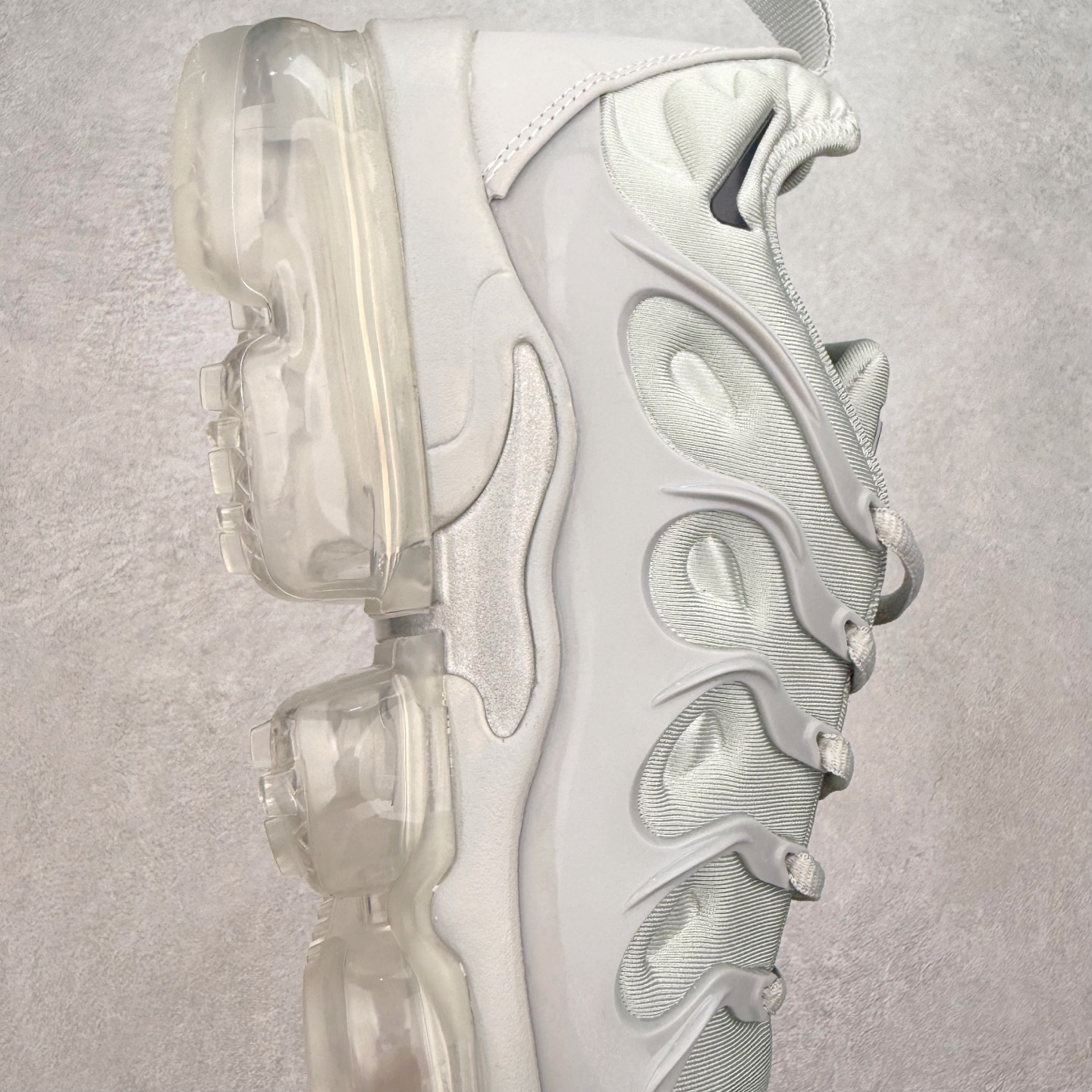 图片[6]-NK Vapormax Plus Air Rainbow 时尚运动拼接减震防滑轻便低帮大气垫跑步鞋 鞋面采用独特的波浪线条设计，其灵感来源于棕榈树叶，同时加载当年 Nike 推崇的缓震技术 Tuned Air，让其时至今日依然有自己独特的科技属性。据小编本人观察，在前两年还未兴起复古老爹鞋之前，这款跑鞋在国外街头的上脚频率相当之高，可见老外对其 “丑帅” 的设计情有独钟。尺码：36 36.5 37.5 38 38.5 39 40 40.5 41 42 42.5 43 44 44.5 45 46 47.5-选品中心