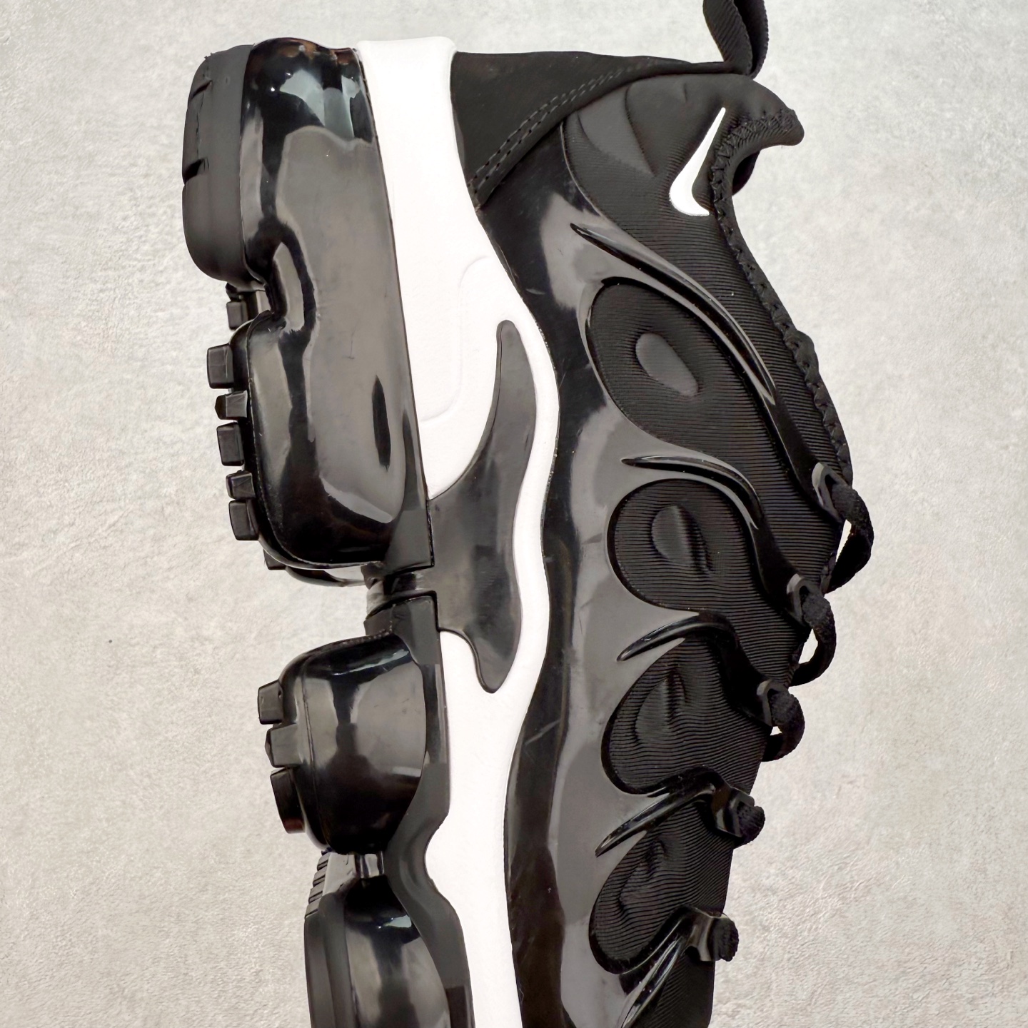 图片[6]-NK Vapormax Plus Air Rainbow 时尚运动拼接减震防滑轻便低帮大气垫跑步鞋 鞋面采用独特的波浪线条设计，其灵感来源于棕榈树叶，同时加载当年 Nike 推崇的缓震技术 Tuned Air，让其时至今日依然有自己独特的科技属性。据小编本人观察，在前两年还未兴起复古老爹鞋之前，这款跑鞋在国外街头的上脚频率相当之高，可见老外对其 “丑帅” 的设计情有独钟。尺码：36 36.5 37.5 38 38.5 39 40 40.5 41 42 42.5 43 44 44.5 45 46 47.5-选品中心