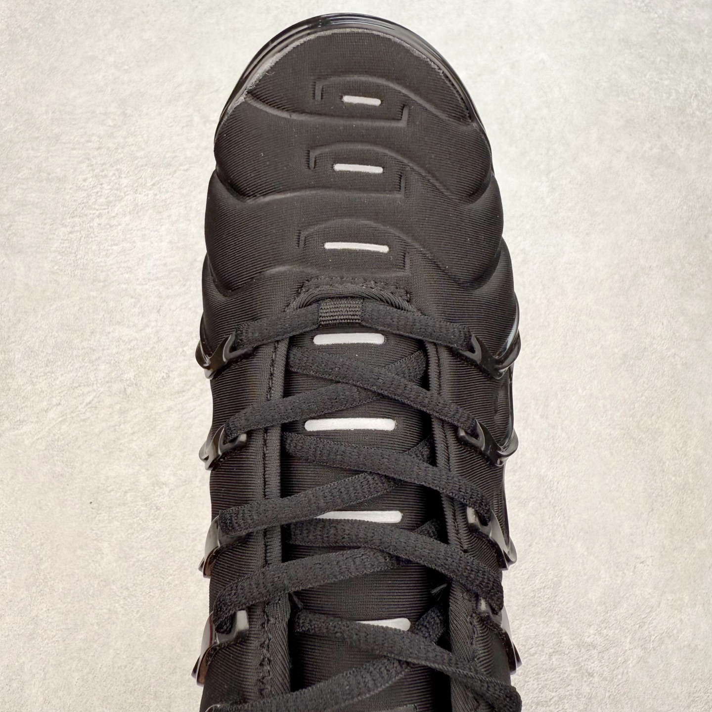 图片[4]-NK Vapormax Plus Air Rainbow 时尚运动拼接减震防滑轻便低帮大气垫跑步鞋 鞋面采用独特的波浪线条设计，其灵感来源于棕榈树叶，同时加载当年 Nike 推崇的缓震技术 Tuned Air，让其时至今日依然有自己独特的科技属性。据小编本人观察，在前两年还未兴起复古老爹鞋之前，这款跑鞋在国外街头的上脚频率相当之高，可见老外对其 “丑帅” 的设计情有独钟。尺码：36 36.5 37.5 38 38.5 39 40 40.5 41 42 42.5 43 44 44.5 45 46 47.5-选品中心