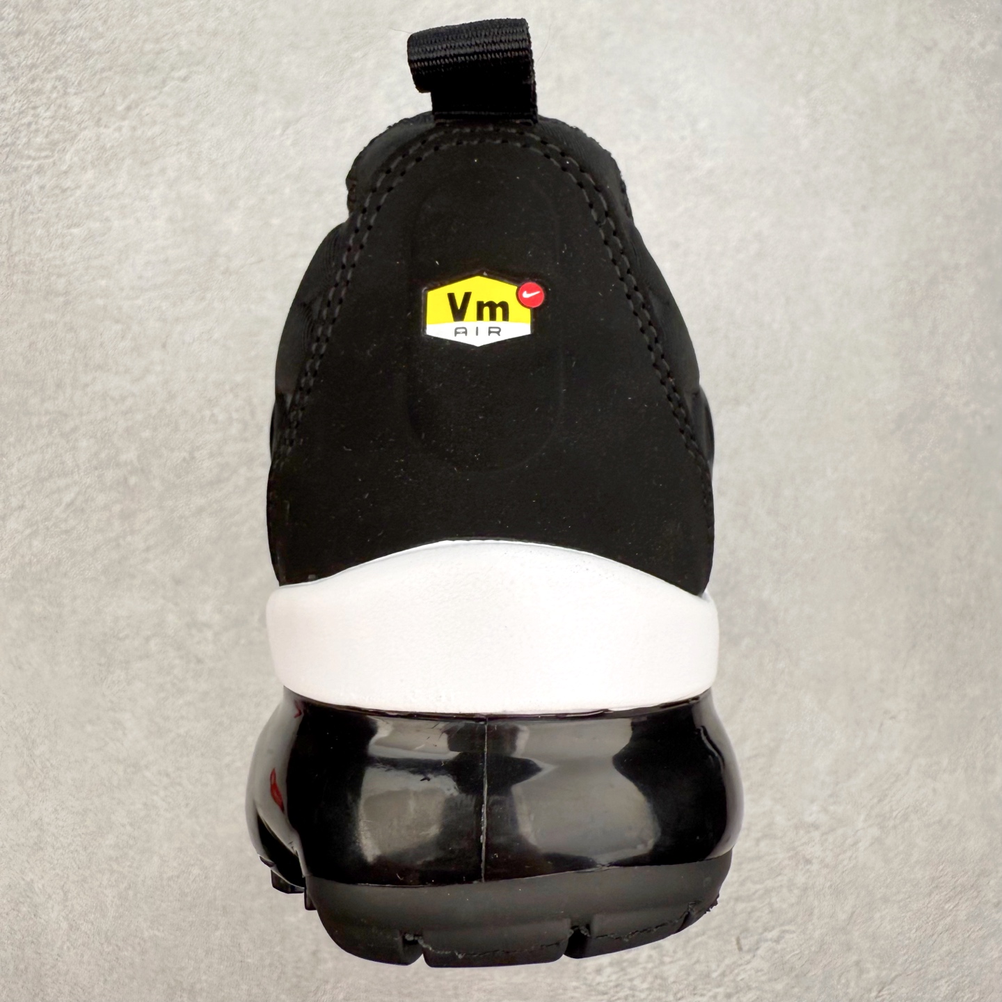 图片[8]-NK Vapormax Plus Air Rainbow 时尚运动拼接减震防滑轻便低帮大气垫跑步鞋 鞋面采用独特的波浪线条设计，其灵感来源于棕榈树叶，同时加载当年 Nike 推崇的缓震技术 Tuned Air，让其时至今日依然有自己独特的科技属性。据小编本人观察，在前两年还未兴起复古老爹鞋之前，这款跑鞋在国外街头的上脚频率相当之高，可见老外对其 “丑帅” 的设计情有独钟。尺码：36 36.5 37.5 38 38.5 39 40 40.5 41 42 42.5 43 44 44.5 45 46 47.5-选品中心