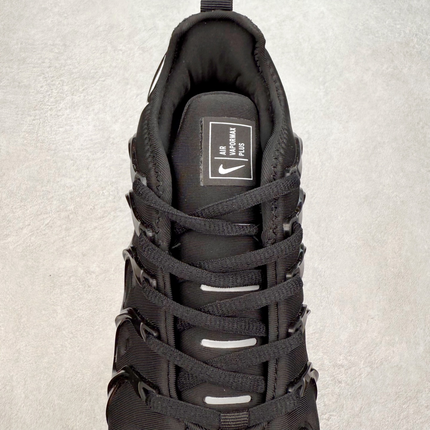 图片[5]-NK Vapormax Plus Air Rainbow 时尚运动拼接减震防滑轻便低帮大气垫跑步鞋 鞋面采用独特的波浪线条设计，其灵感来源于棕榈树叶，同时加载当年 Nike 推崇的缓震技术 Tuned Air，让其时至今日依然有自己独特的科技属性。据小编本人观察，在前两年还未兴起复古老爹鞋之前，这款跑鞋在国外街头的上脚频率相当之高，可见老外对其 “丑帅” 的设计情有独钟。尺码：36 36.5 37.5 38 38.5 39 40 40.5 41 42 42.5 43 44 44.5 45 46 47.5-选品中心