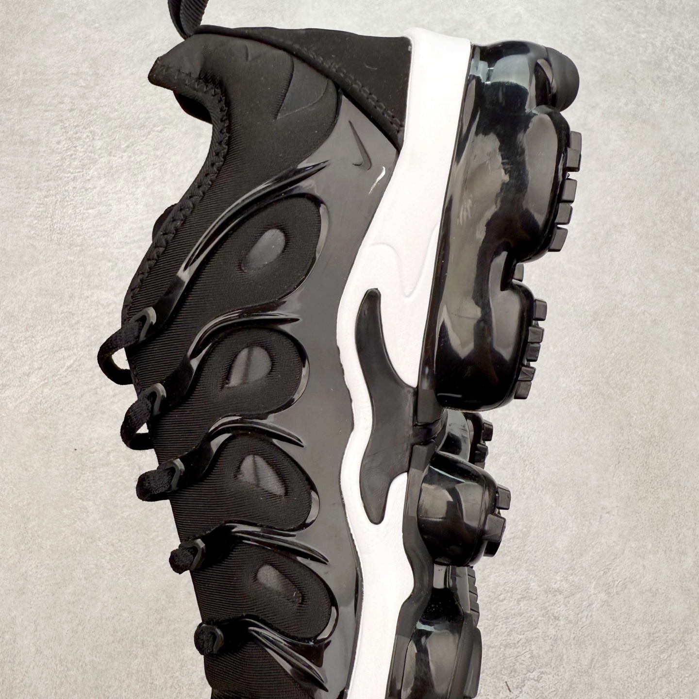 图片[7]-NK Vapormax Plus Air Rainbow 时尚运动拼接减震防滑轻便低帮大气垫跑步鞋 鞋面采用独特的波浪线条设计，其灵感来源于棕榈树叶，同时加载当年 Nike 推崇的缓震技术 Tuned Air，让其时至今日依然有自己独特的科技属性。据小编本人观察，在前两年还未兴起复古老爹鞋之前，这款跑鞋在国外街头的上脚频率相当之高，可见老外对其 “丑帅” 的设计情有独钟。尺码：36 36.5 37.5 38 38.5 39 40 40.5 41 42 42.5 43 44 44.5 45 46 47.5-选品中心