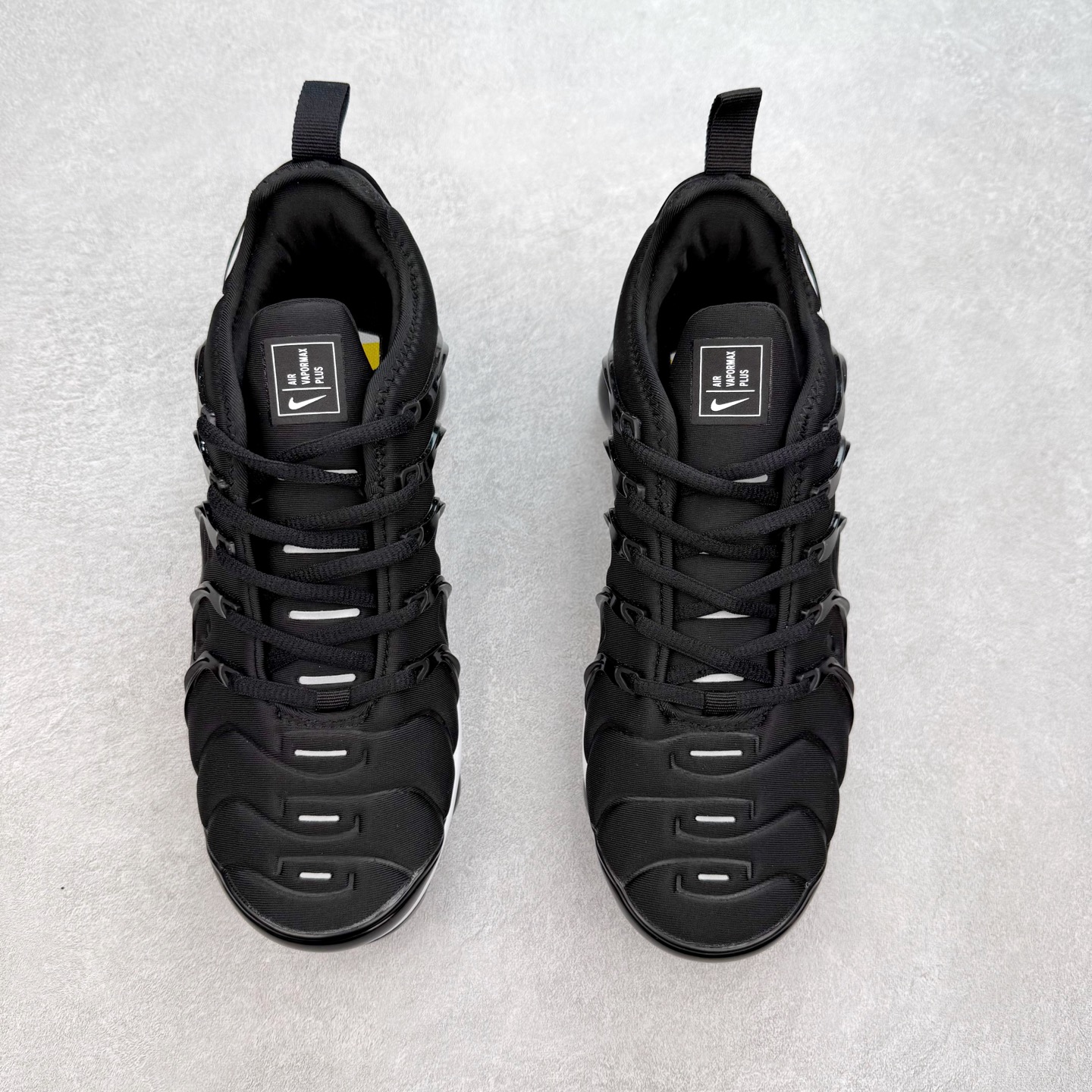 图片[2]-NK Vapormax Plus Air Rainbow 时尚运动拼接减震防滑轻便低帮大气垫跑步鞋 鞋面采用独特的波浪线条设计，其灵感来源于棕榈树叶，同时加载当年 Nike 推崇的缓震技术 Tuned Air，让其时至今日依然有自己独特的科技属性。据小编本人观察，在前两年还未兴起复古老爹鞋之前，这款跑鞋在国外街头的上脚频率相当之高，可见老外对其 “丑帅” 的设计情有独钟。尺码：36 36.5 37.5 38 38.5 39 40 40.5 41 42 42.5 43 44 44.5 45 46 47.5-选品中心