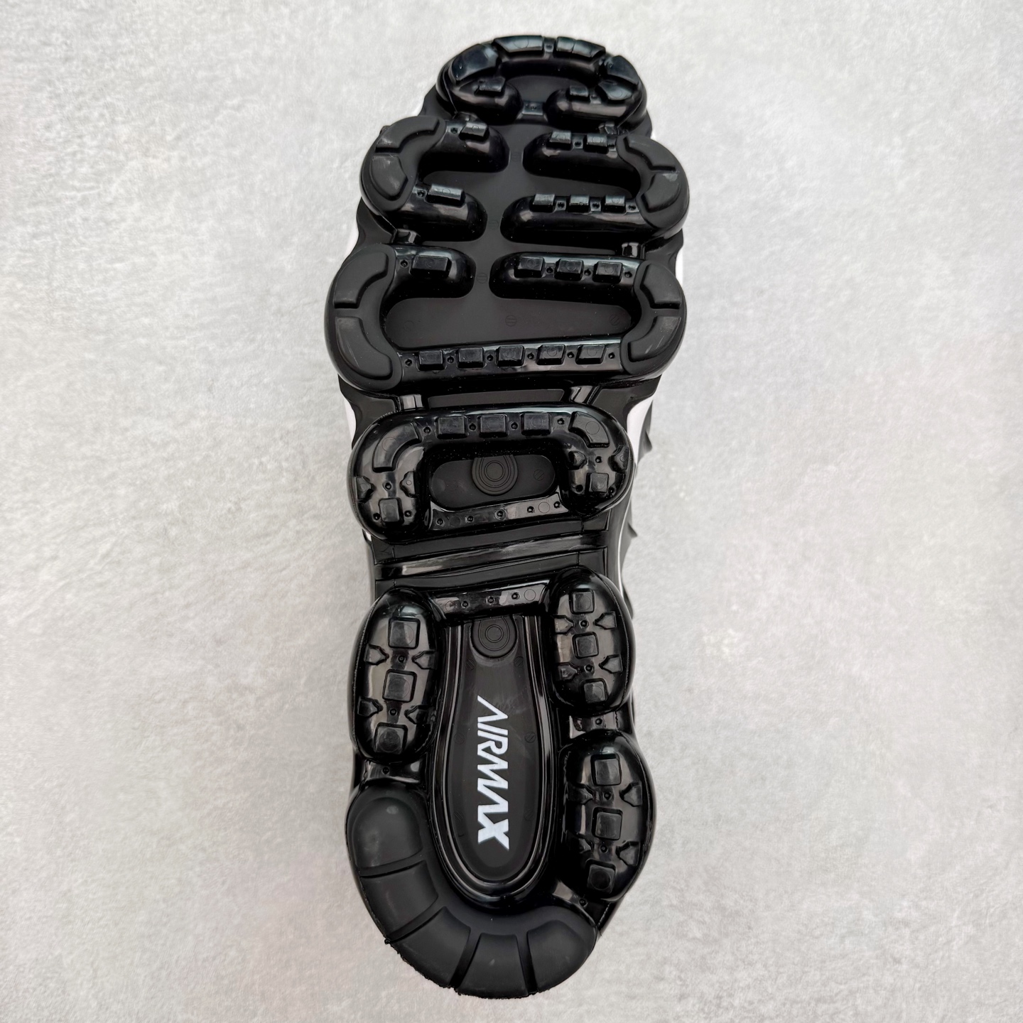 图片[9]-NK Vapormax Plus Air Rainbow 时尚运动拼接减震防滑轻便低帮大气垫跑步鞋 鞋面采用独特的波浪线条设计，其灵感来源于棕榈树叶，同时加载当年 Nike 推崇的缓震技术 Tuned Air，让其时至今日依然有自己独特的科技属性。据小编本人观察，在前两年还未兴起复古老爹鞋之前，这款跑鞋在国外街头的上脚频率相当之高，可见老外对其 “丑帅” 的设计情有独钟。尺码：36 36.5 37.5 38 38.5 39 40 40.5 41 42 42.5 43 44 44.5 45 46 47.5-选品中心