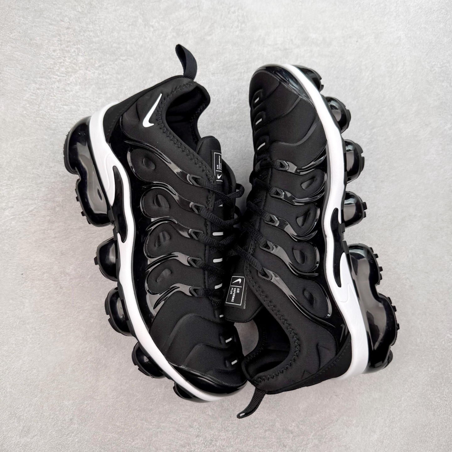 图片[3]-NK Vapormax Plus Air Rainbow 时尚运动拼接减震防滑轻便低帮大气垫跑步鞋 鞋面采用独特的波浪线条设计，其灵感来源于棕榈树叶，同时加载当年 Nike 推崇的缓震技术 Tuned Air，让其时至今日依然有自己独特的科技属性。据小编本人观察，在前两年还未兴起复古老爹鞋之前，这款跑鞋在国外街头的上脚频率相当之高，可见老外对其 “丑帅” 的设计情有独钟。尺码：36 36.5 37.5 38 38.5 39 40 40.5 41 42 42.5 43 44 44.5 45 46 47.5-选品中心