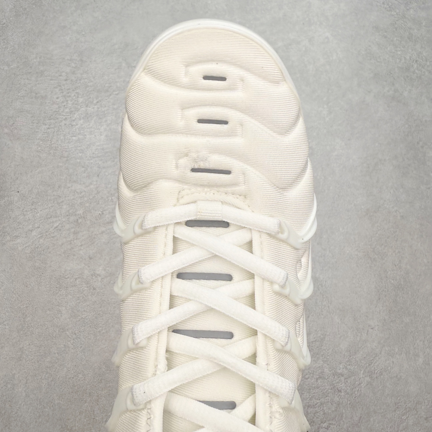 图片[4]-NK Vapormax Plus Air Rainbow 时尚运动拼接减震防滑轻便低帮大气垫跑步鞋 鞋面采用独特的波浪线条设计，其灵感来源于棕榈树叶，同时加载当年 Nike 推崇的缓震技术 Tuned Air，让其时至今日依然有自己独特的科技属性。据小编本人观察，在前两年还未兴起复古老爹鞋之前，这款跑鞋在国外街头的上脚频率相当之高，可见老外对其 “丑帅” 的设计情有独钟。尺码：36 36.5 37.5 38 38.5 39 40 40.5 41 42 42.5 43 44 44.5 45 46 47.5-选品中心