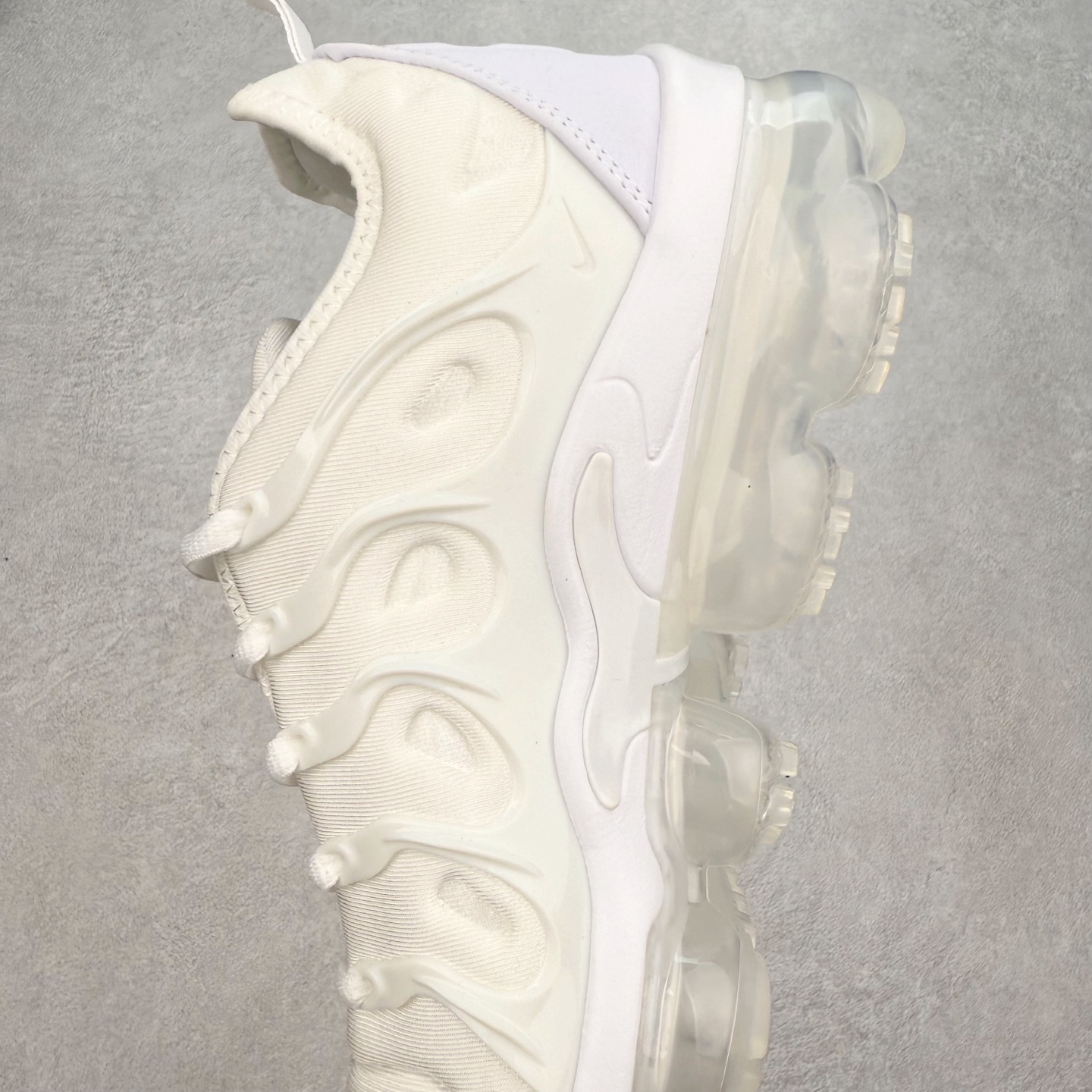 图片[7]-NK Vapormax Plus Air Rainbow 时尚运动拼接减震防滑轻便低帮大气垫跑步鞋 鞋面采用独特的波浪线条设计，其灵感来源于棕榈树叶，同时加载当年 Nike 推崇的缓震技术 Tuned Air，让其时至今日依然有自己独特的科技属性。据小编本人观察，在前两年还未兴起复古老爹鞋之前，这款跑鞋在国外街头的上脚频率相当之高，可见老外对其 “丑帅” 的设计情有独钟。尺码：36 36.5 37.5 38 38.5 39 40 40.5 41 42 42.5 43 44 44.5 45 46 47.5-选品中心