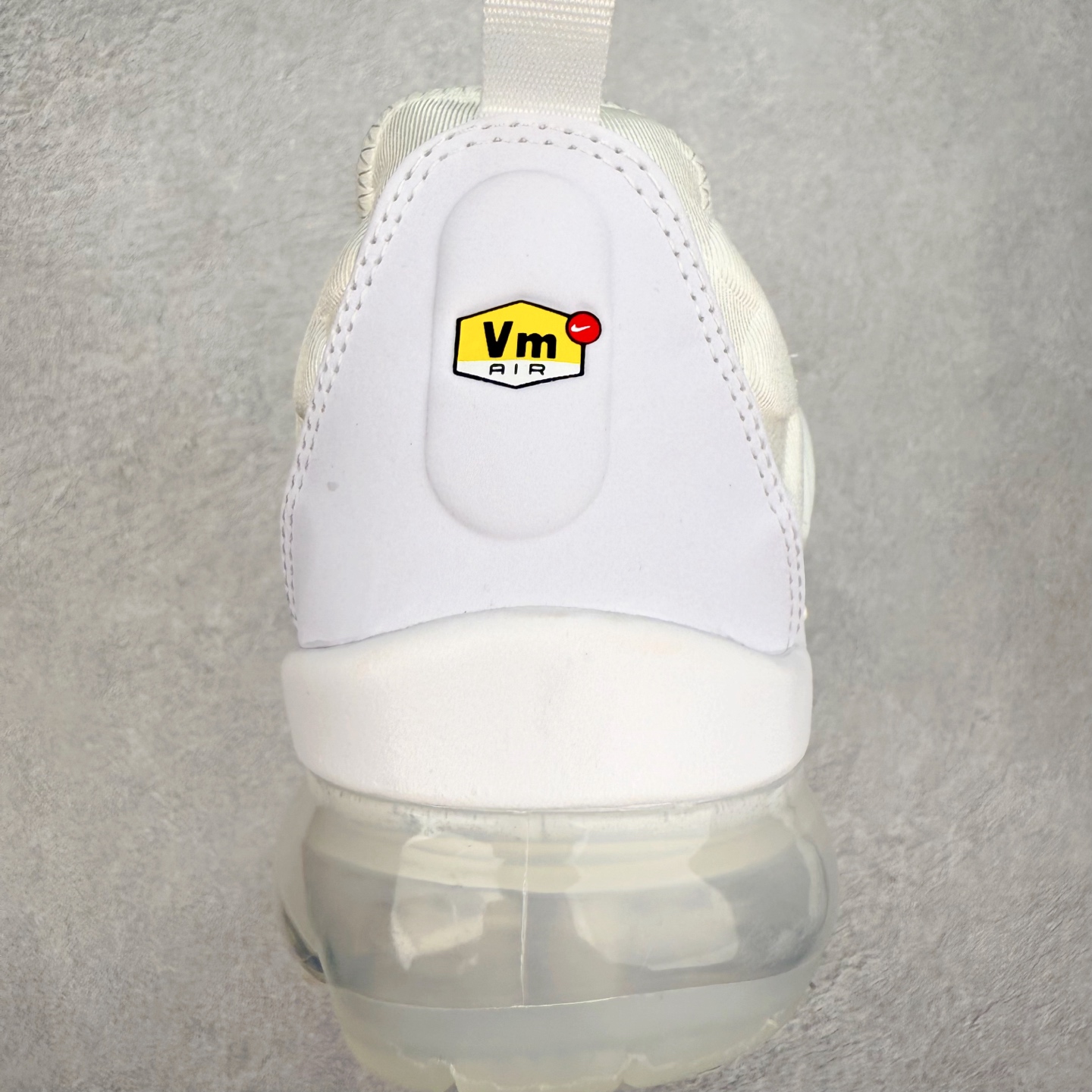 图片[8]-NK Vapormax Plus Air Rainbow 时尚运动拼接减震防滑轻便低帮大气垫跑步鞋 鞋面采用独特的波浪线条设计，其灵感来源于棕榈树叶，同时加载当年 Nike 推崇的缓震技术 Tuned Air，让其时至今日依然有自己独特的科技属性。据小编本人观察，在前两年还未兴起复古老爹鞋之前，这款跑鞋在国外街头的上脚频率相当之高，可见老外对其 “丑帅” 的设计情有独钟。尺码：36 36.5 37.5 38 38.5 39 40 40.5 41 42 42.5 43 44 44.5 45 46 47.5-选品中心