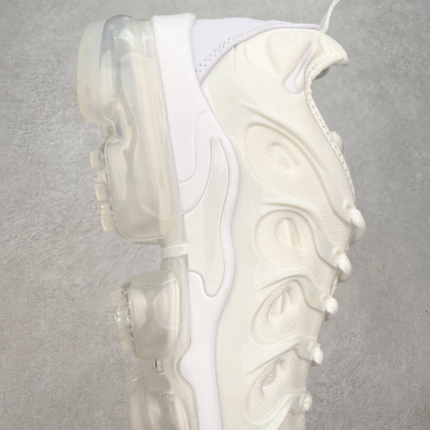 图片[6]-NK Vapormax Plus Air Rainbow 时尚运动拼接减震防滑轻便低帮大气垫跑步鞋 鞋面采用独特的波浪线条设计，其灵感来源于棕榈树叶，同时加载当年 Nike 推崇的缓震技术 Tuned Air，让其时至今日依然有自己独特的科技属性。据小编本人观察，在前两年还未兴起复古老爹鞋之前，这款跑鞋在国外街头的上脚频率相当之高，可见老外对其 “丑帅” 的设计情有独钟。尺码：36 36.5 37.5 38 38.5 39 40 40.5 41 42 42.5 43 44 44.5 45 46 47.5-选品中心