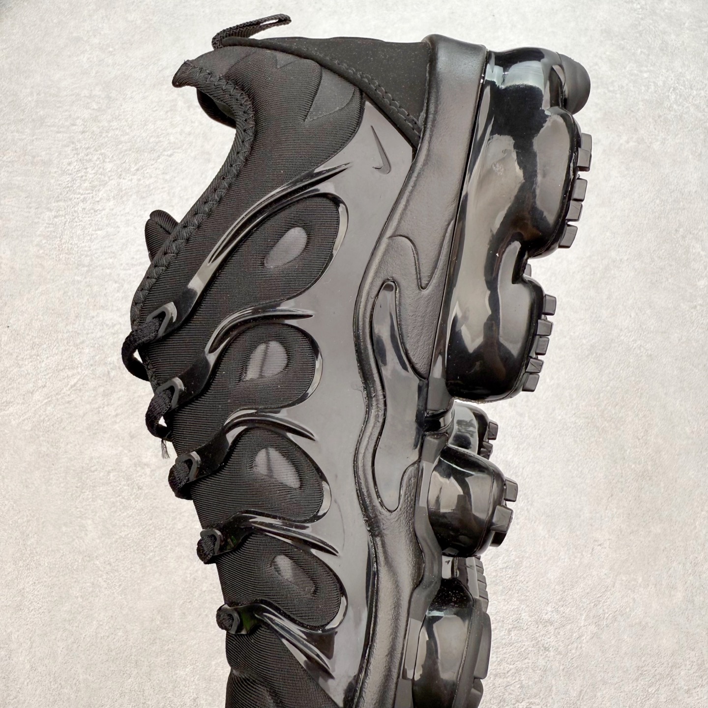 图片[7]-NK Vapormax Plus Air Rainbow 时尚运动拼接减震防滑轻便低帮大气垫跑步鞋 鞋面采用独特的波浪线条设计，其灵感来源于棕榈树叶，同时加载当年 Nike 推崇的缓震技术 Tuned Air，让其时至今日依然有自己独特的科技属性。据小编本人观察，在前两年还未兴起复古老爹鞋之前，这款跑鞋在国外街头的上脚频率相当之高，可见老外对其 “丑帅” 的设计情有独钟。尺码：36 36.5 37.5 38 38.5 39 40 40.5 41 42 42.5 43 44 44.5 45 46 47.5-选品中心