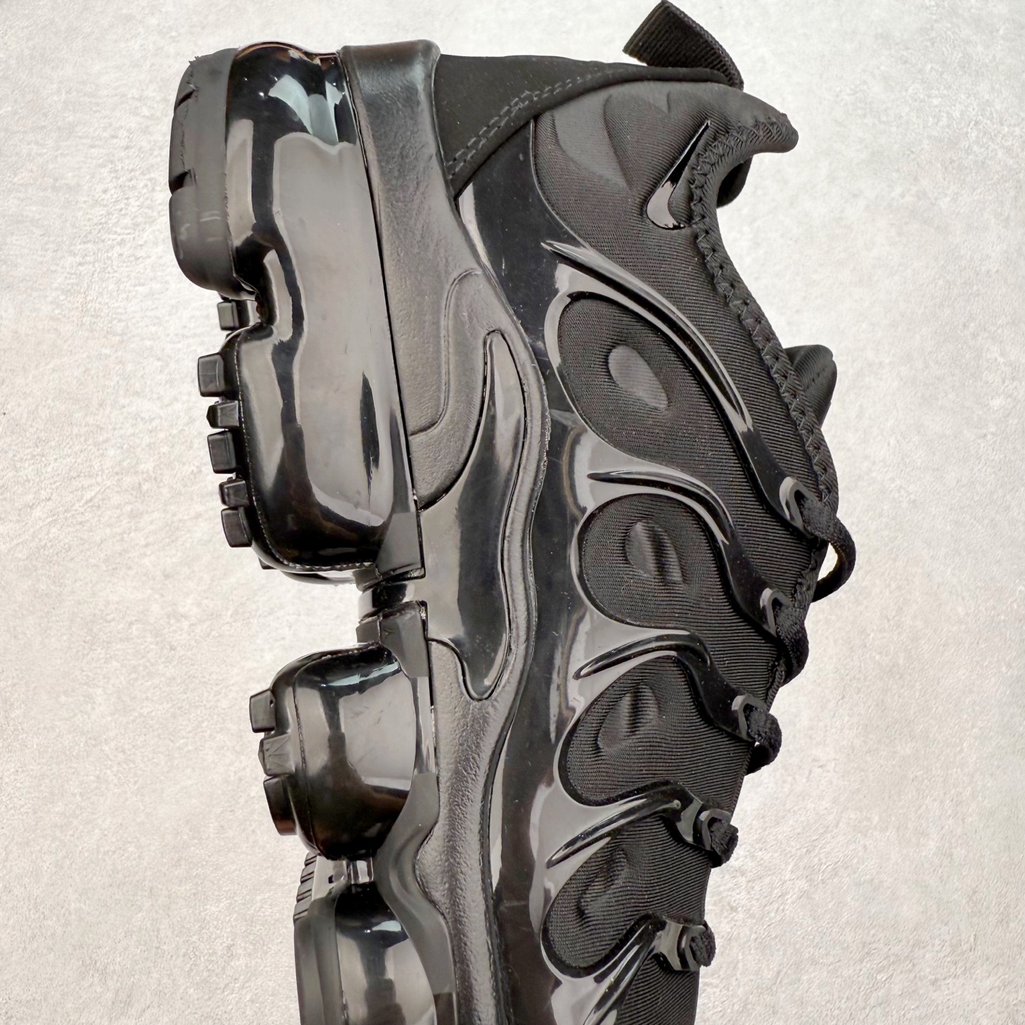 图片[6]-NK Vapormax Plus Air Rainbow 时尚运动拼接减震防滑轻便低帮大气垫跑步鞋 鞋面采用独特的波浪线条设计，其灵感来源于棕榈树叶，同时加载当年 Nike 推崇的缓震技术 Tuned Air，让其时至今日依然有自己独特的科技属性。据小编本人观察，在前两年还未兴起复古老爹鞋之前，这款跑鞋在国外街头的上脚频率相当之高，可见老外对其 “丑帅” 的设计情有独钟。尺码：36 36.5 37.5 38 38.5 39 40 40.5 41 42 42.5 43 44 44.5 45 46 47.5-选品中心