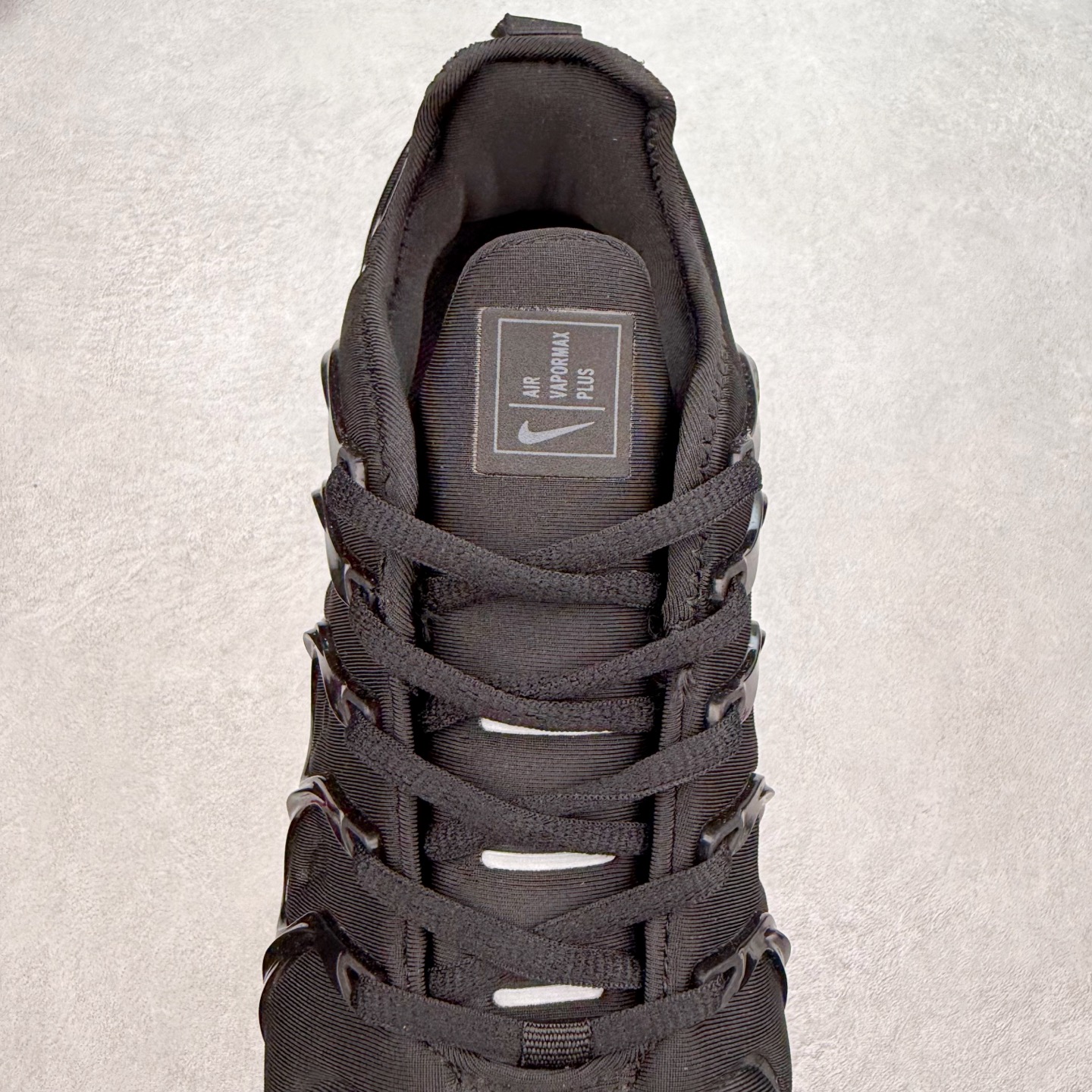 图片[5]-NK Vapormax Plus Air Rainbow 时尚运动拼接减震防滑轻便低帮大气垫跑步鞋 鞋面采用独特的波浪线条设计，其灵感来源于棕榈树叶，同时加载当年 Nike 推崇的缓震技术 Tuned Air，让其时至今日依然有自己独特的科技属性。据小编本人观察，在前两年还未兴起复古老爹鞋之前，这款跑鞋在国外街头的上脚频率相当之高，可见老外对其 “丑帅” 的设计情有独钟。尺码：36 36.5 37.5 38 38.5 39 40 40.5 41 42 42.5 43 44 44.5 45 46 47.5-选品中心