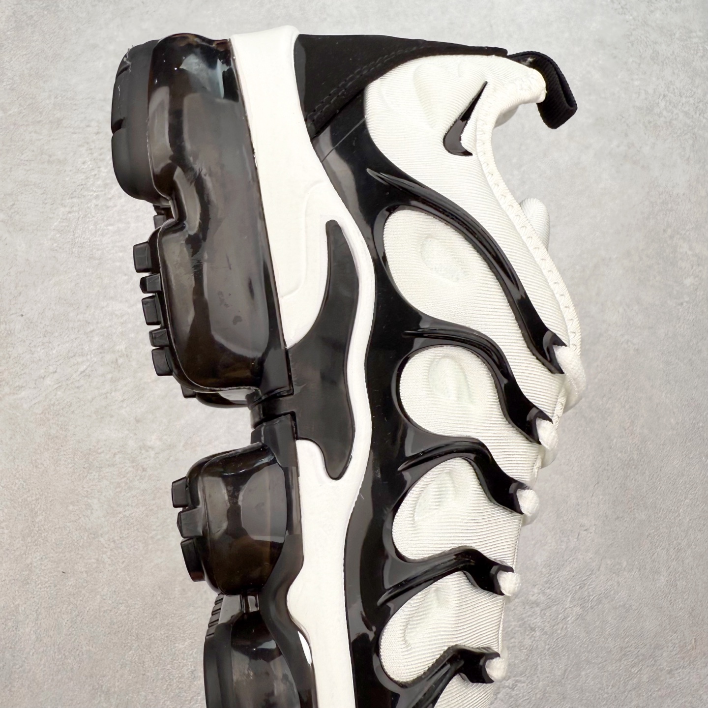 图片[6]-NK Vapormax Plus Air Rainbow 时尚运动拼接减震防滑轻便低帮大气垫跑步鞋 鞋面采用独特的波浪线条设计，其灵感来源于棕榈树叶，同时加载当年 Nike 推崇的缓震技术 Tuned Air，让其时至今日依然有自己独特的科技属性。据小编本人观察，在前两年还未兴起复古老爹鞋之前，这款跑鞋在国外街头的上脚频率相当之高，可见老外对其 “丑帅” 的设计情有独钟。尺码：36 36.5 37.5 38 38.5 39 40 40.5 41 42 42.5 43 44 44.5 45 46 47.5-选品中心