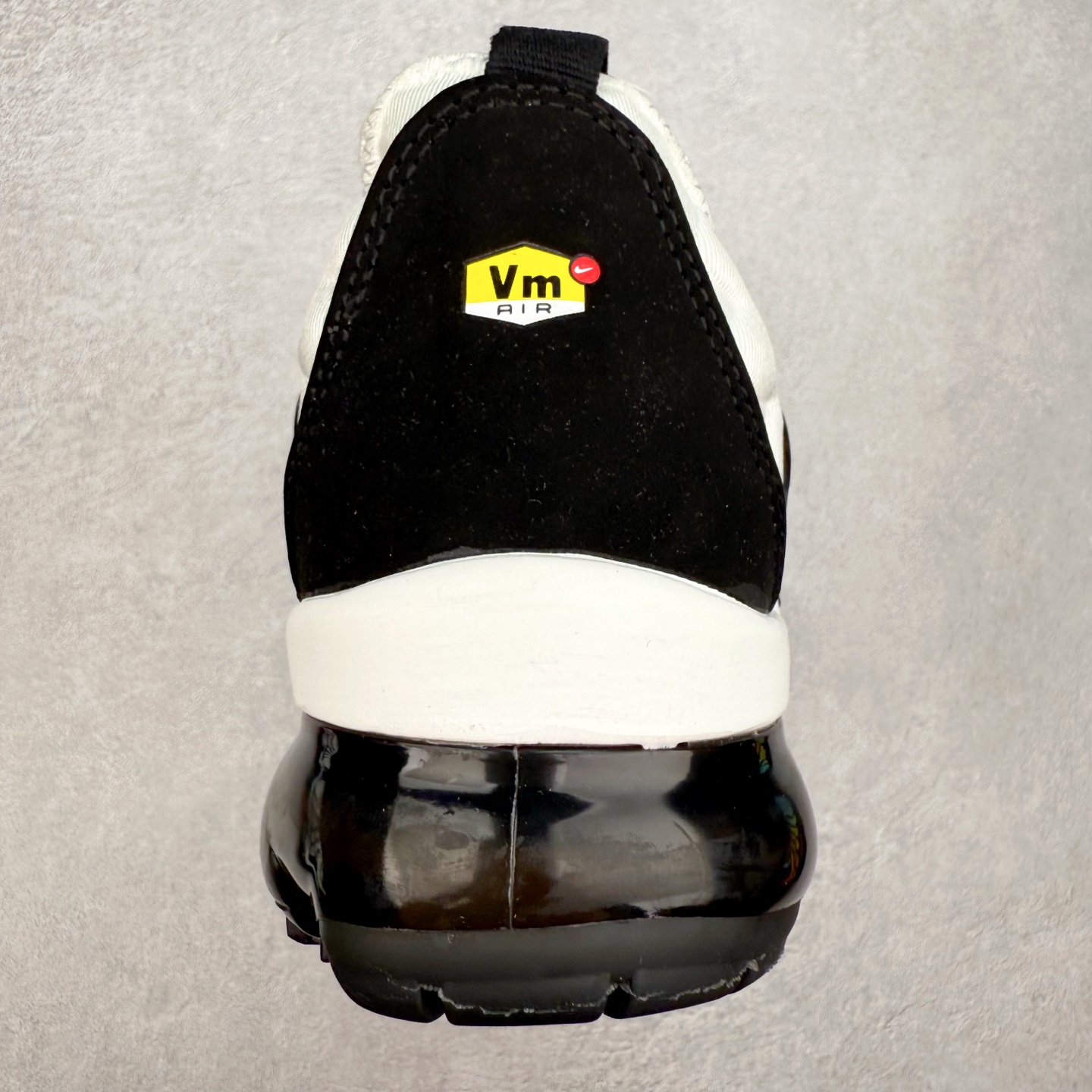 图片[8]-NK Vapormax Plus Air Rainbow 时尚运动拼接减震防滑轻便低帮大气垫跑步鞋 鞋面采用独特的波浪线条设计，其灵感来源于棕榈树叶，同时加载当年 Nike 推崇的缓震技术 Tuned Air，让其时至今日依然有自己独特的科技属性。据小编本人观察，在前两年还未兴起复古老爹鞋之前，这款跑鞋在国外街头的上脚频率相当之高，可见老外对其 “丑帅” 的设计情有独钟。尺码：36 36.5 37.5 38 38.5 39 40 40.5 41 42 42.5 43 44 44.5 45 46 47.5-选品中心