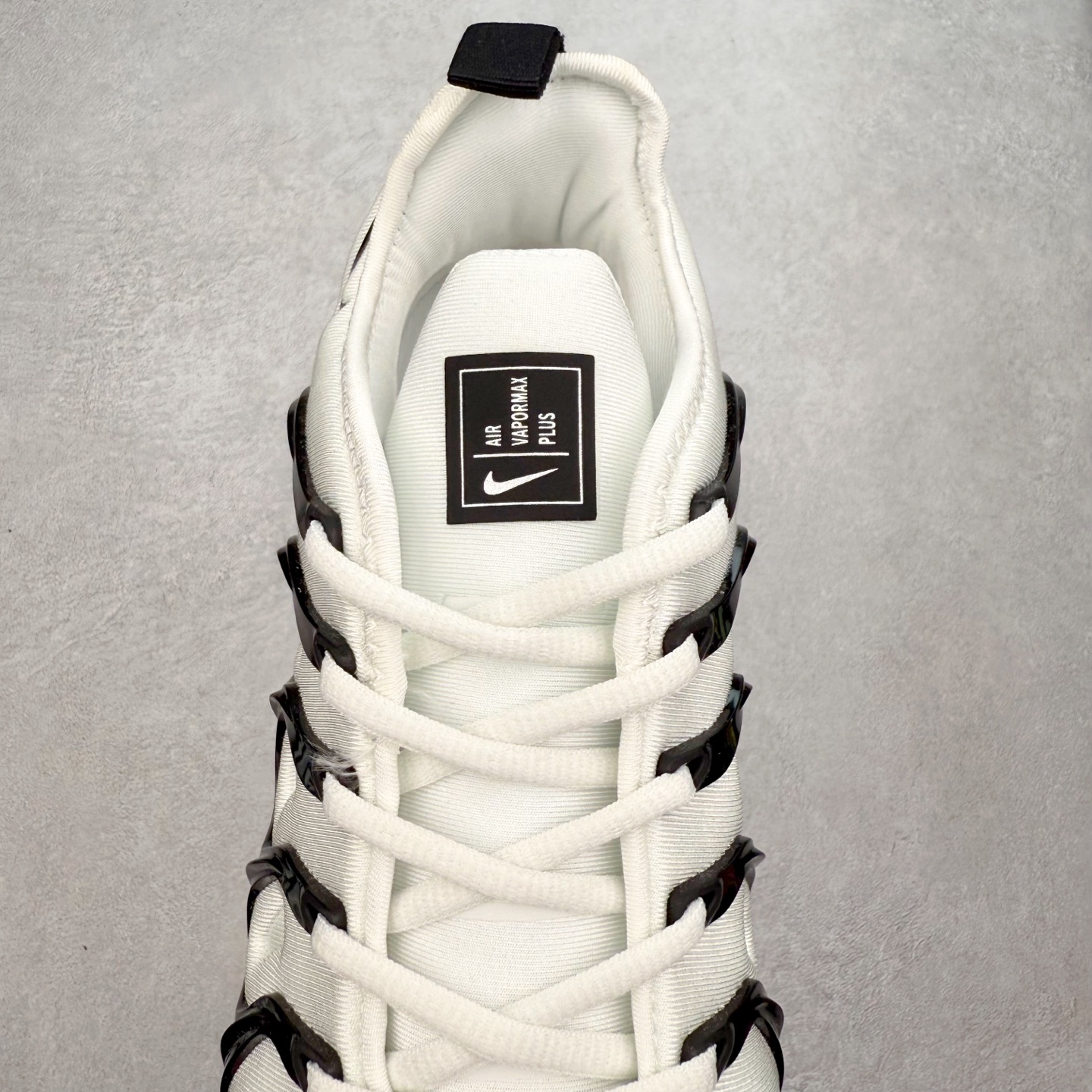 图片[5]-NK Vapormax Plus Air Rainbow 时尚运动拼接减震防滑轻便低帮大气垫跑步鞋 鞋面采用独特的波浪线条设计，其灵感来源于棕榈树叶，同时加载当年 Nike 推崇的缓震技术 Tuned Air，让其时至今日依然有自己独特的科技属性。据小编本人观察，在前两年还未兴起复古老爹鞋之前，这款跑鞋在国外街头的上脚频率相当之高，可见老外对其 “丑帅” 的设计情有独钟。尺码：36 36.5 37.5 38 38.5 39 40 40.5 41 42 42.5 43 44 44.5 45 46 47.5-选品中心