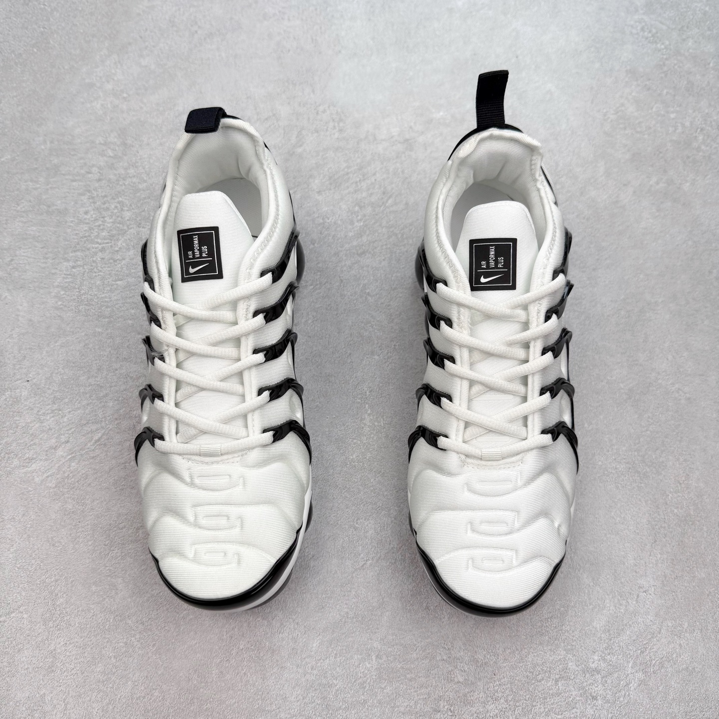 图片[2]-NK Vapormax Plus Air Rainbow 时尚运动拼接减震防滑轻便低帮大气垫跑步鞋 鞋面采用独特的波浪线条设计，其灵感来源于棕榈树叶，同时加载当年 Nike 推崇的缓震技术 Tuned Air，让其时至今日依然有自己独特的科技属性。据小编本人观察，在前两年还未兴起复古老爹鞋之前，这款跑鞋在国外街头的上脚频率相当之高，可见老外对其 “丑帅” 的设计情有独钟。尺码：36 36.5 37.5 38 38.5 39 40 40.5 41 42 42.5 43 44 44.5 45 46 47.5-选品中心