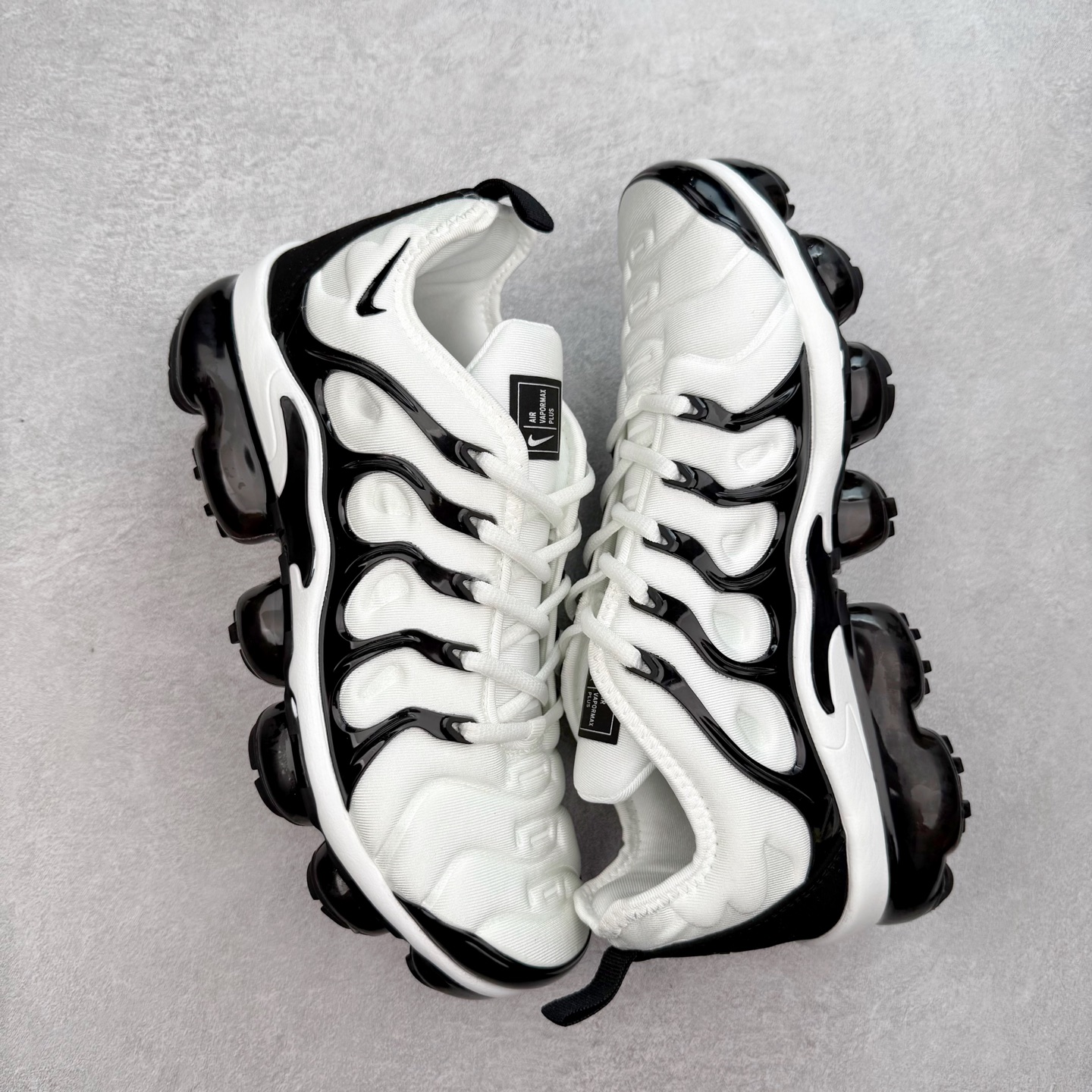 图片[3]-NK Vapormax Plus Air Rainbow 时尚运动拼接减震防滑轻便低帮大气垫跑步鞋 鞋面采用独特的波浪线条设计，其灵感来源于棕榈树叶，同时加载当年 Nike 推崇的缓震技术 Tuned Air，让其时至今日依然有自己独特的科技属性。据小编本人观察，在前两年还未兴起复古老爹鞋之前，这款跑鞋在国外街头的上脚频率相当之高，可见老外对其 “丑帅” 的设计情有独钟。尺码：36 36.5 37.5 38 38.5 39 40 40.5 41 42 42.5 43 44 44.5 45 46 47.5-选品中心