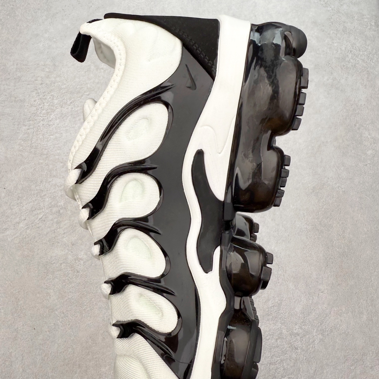 图片[7]-NK Vapormax Plus Air Rainbow 时尚运动拼接减震防滑轻便低帮大气垫跑步鞋 鞋面采用独特的波浪线条设计，其灵感来源于棕榈树叶，同时加载当年 Nike 推崇的缓震技术 Tuned Air，让其时至今日依然有自己独特的科技属性。据小编本人观察，在前两年还未兴起复古老爹鞋之前，这款跑鞋在国外街头的上脚频率相当之高，可见老外对其 “丑帅” 的设计情有独钟。尺码：36 36.5 37.5 38 38.5 39 40 40.5 41 42 42.5 43 44 44.5 45 46 47.5-选品中心